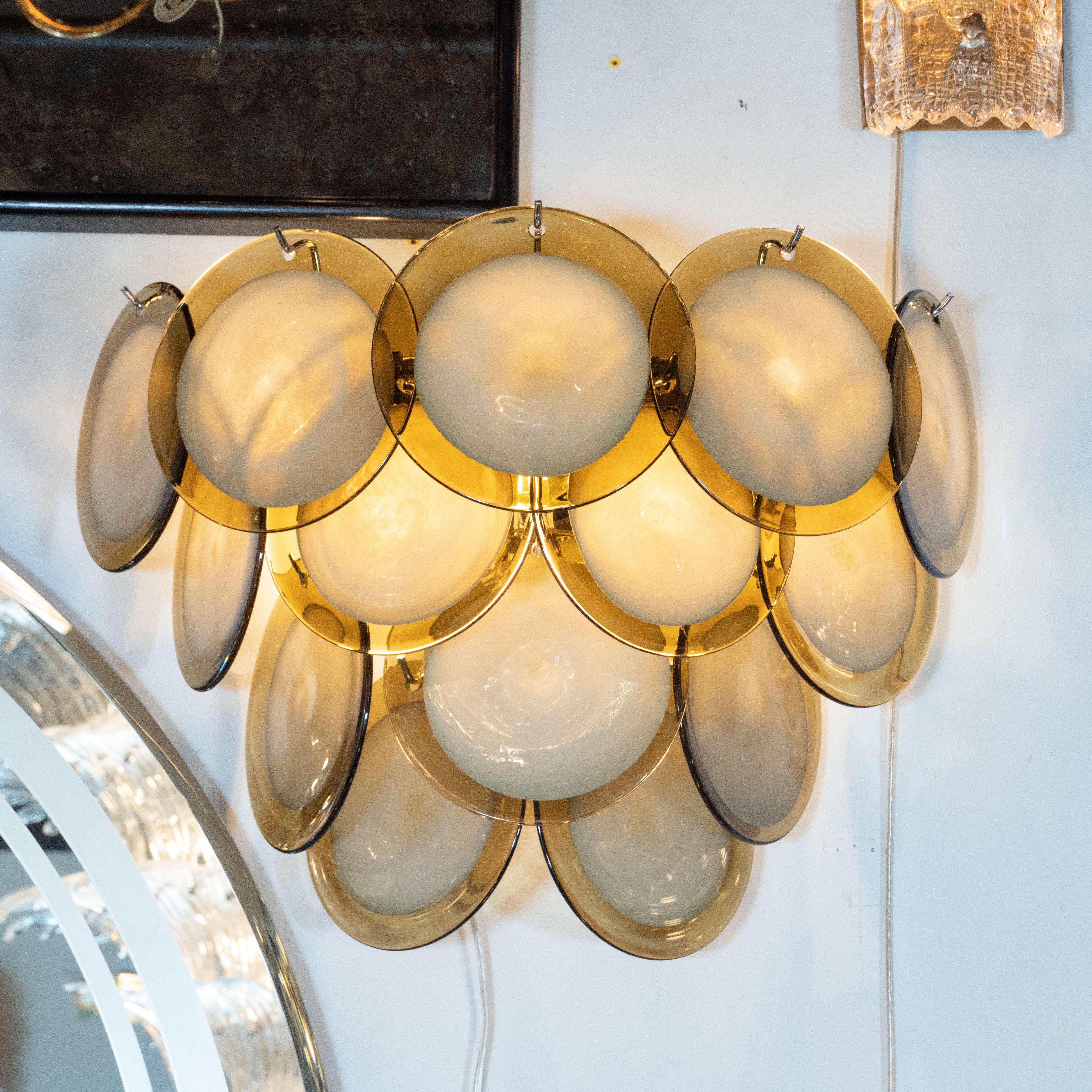Dieses schöne Paar modernistischer 14-scheibiger Vistosi-Leuchten wurde exklusiv für uns in unserem Atelier in Murano, Italien, hergestellt - der Insel vor der Küste Venedigs, die seit Jahrhunderten für ihre hervorragende Glasproduktion bekannt ist.