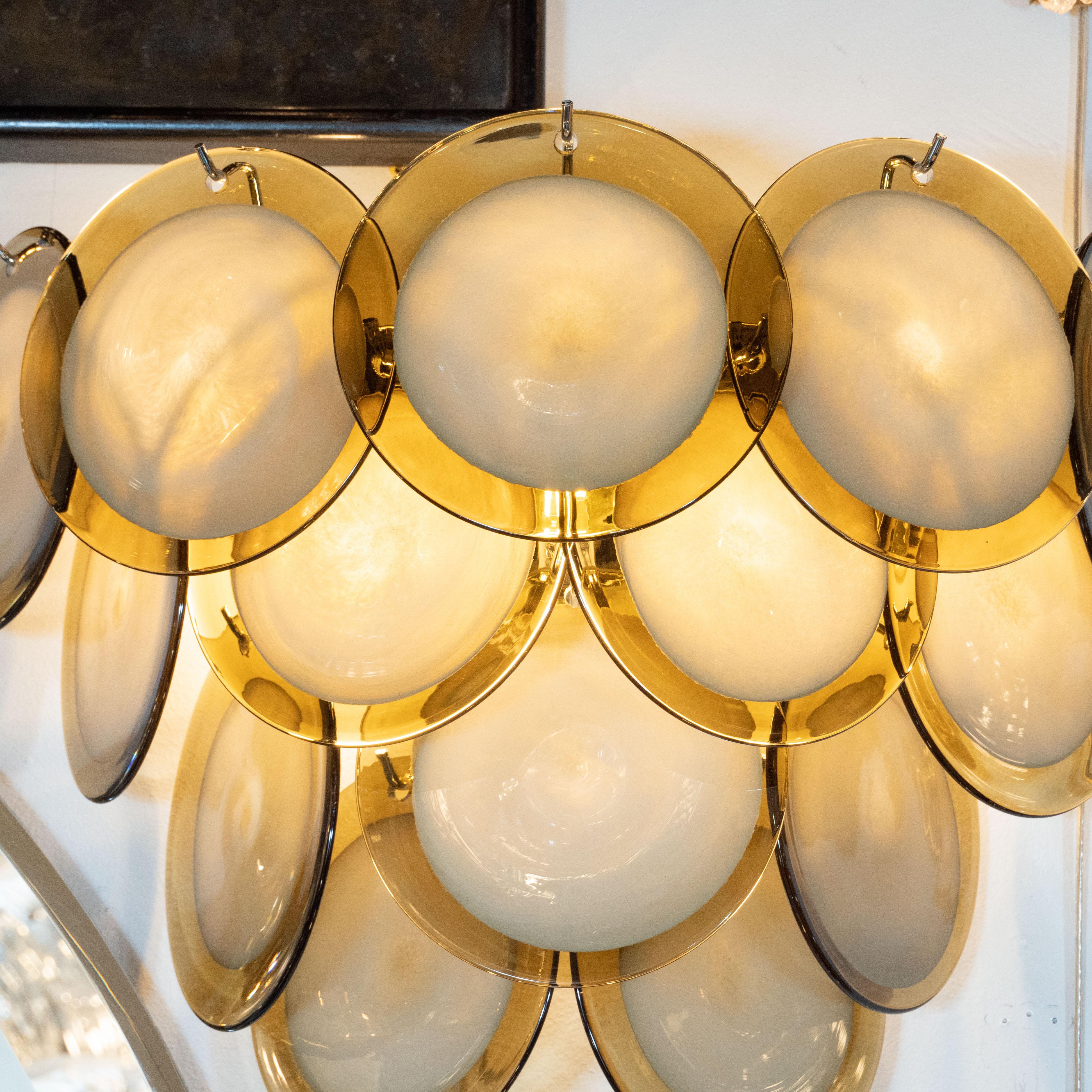 Zwei modernistische 14-Scheiben-Leuchter aus mundgeblasenem Murano-Topas und transluzentem Glas (Moderne) im Angebot