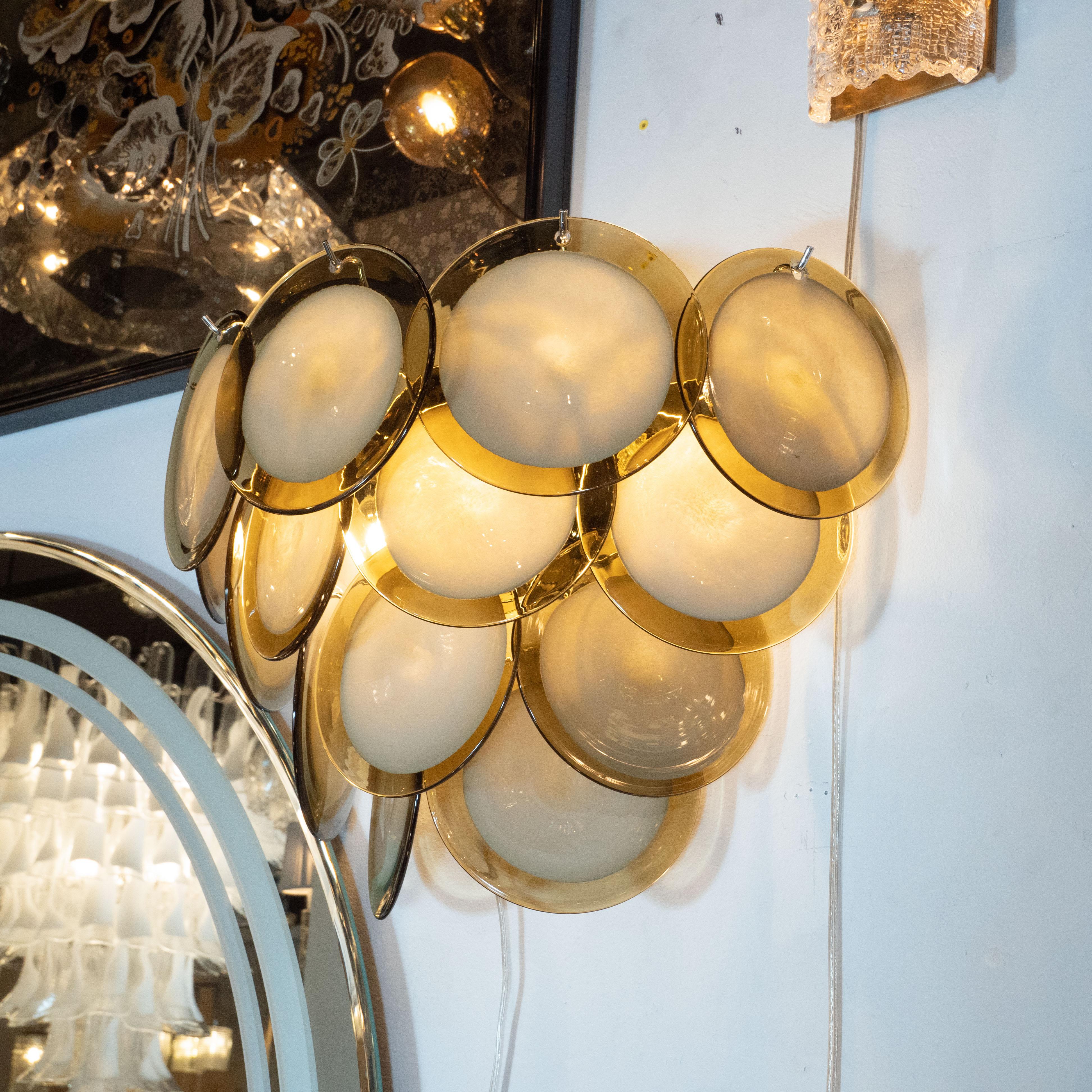 Zwei modernistische 14-Scheiben-Leuchter aus mundgeblasenem Murano-Topas und transluzentem Glas (Italienisch) im Angebot