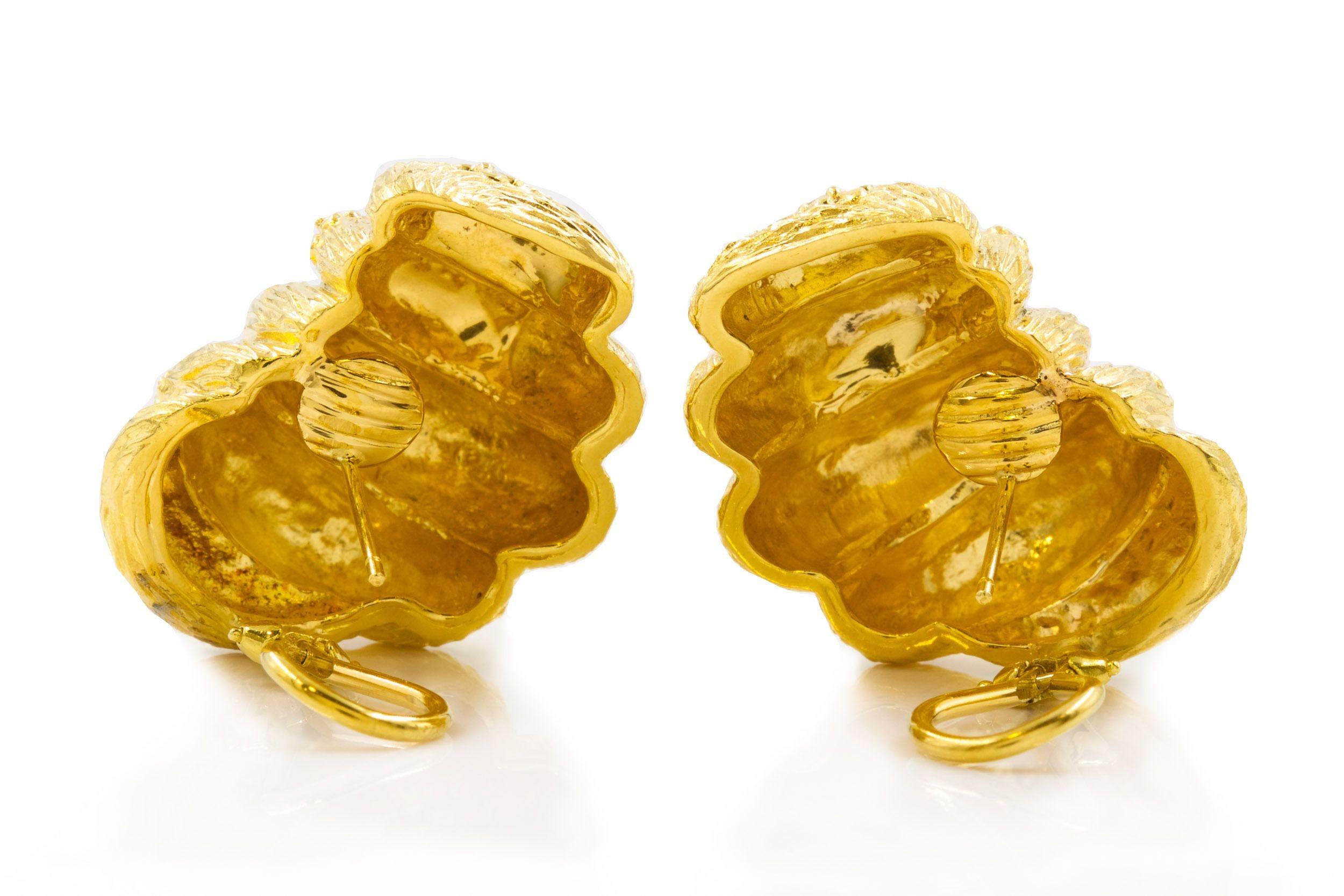 Modernistisches Paar Ohrringe aus 18k Gelbgold mit strukturierten Ohrläppchen (20. Jahrhundert) im Angebot