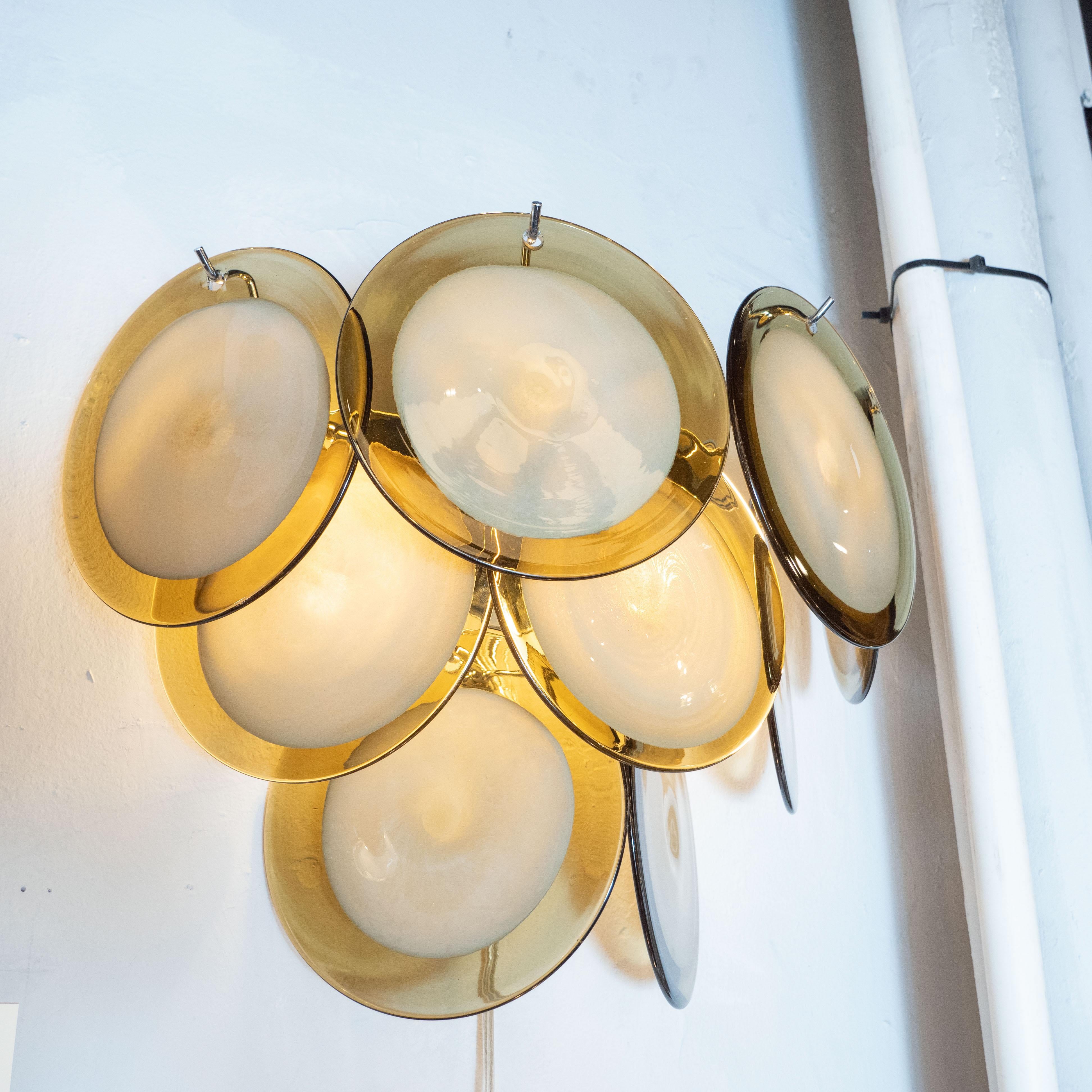 italien Paire d'appliques modernistes à 9 disques en verre de Murano  topaze et translucide, soufflé à la main en vente