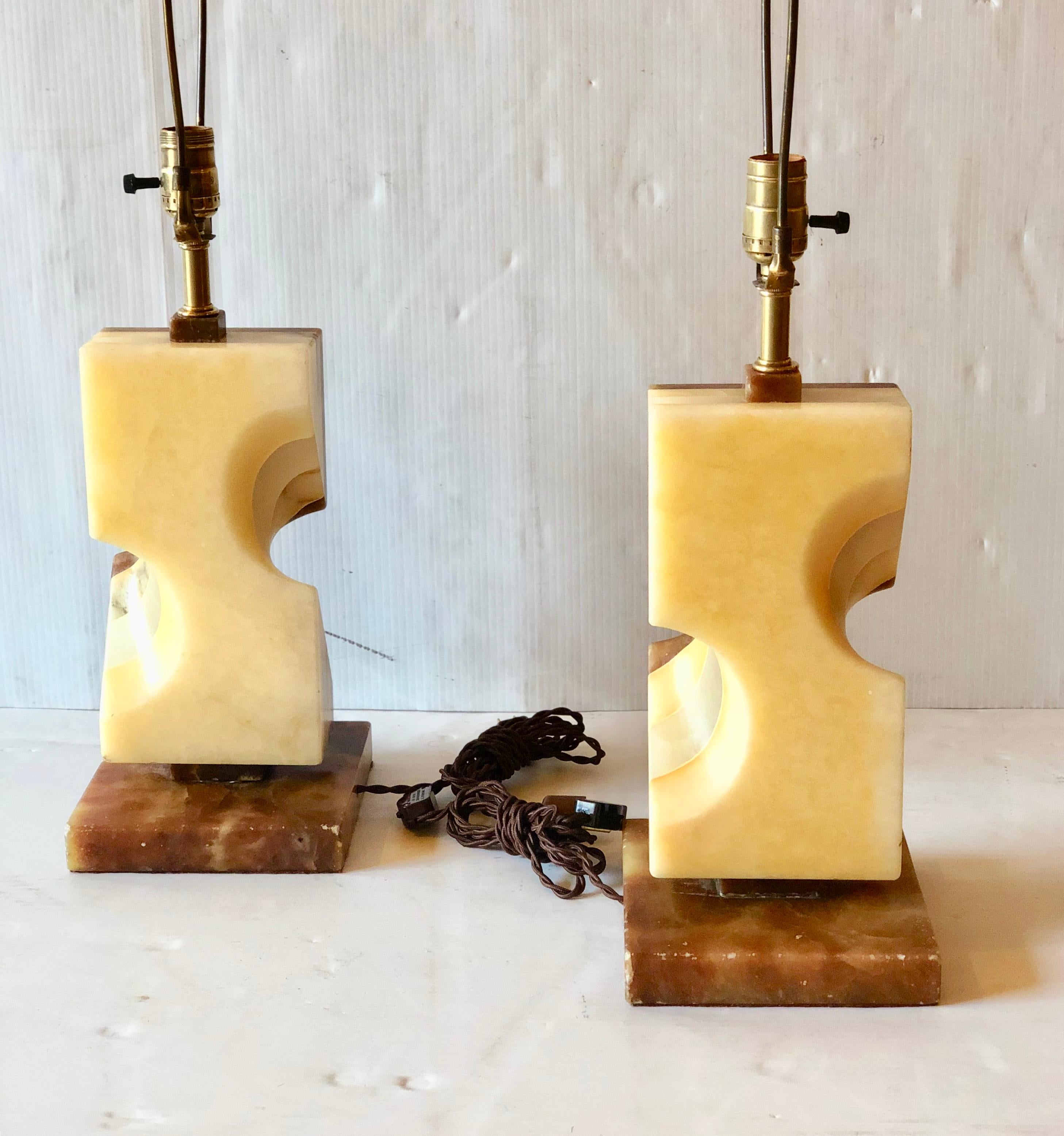 Mid-Century Modern Pair of Modernist Abstract Carved Onyx Table Lamps Sculptures For Sale