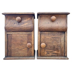 Paire de petites armoires modernistes anciennes des années 1940 sculpturales en chêne tigré