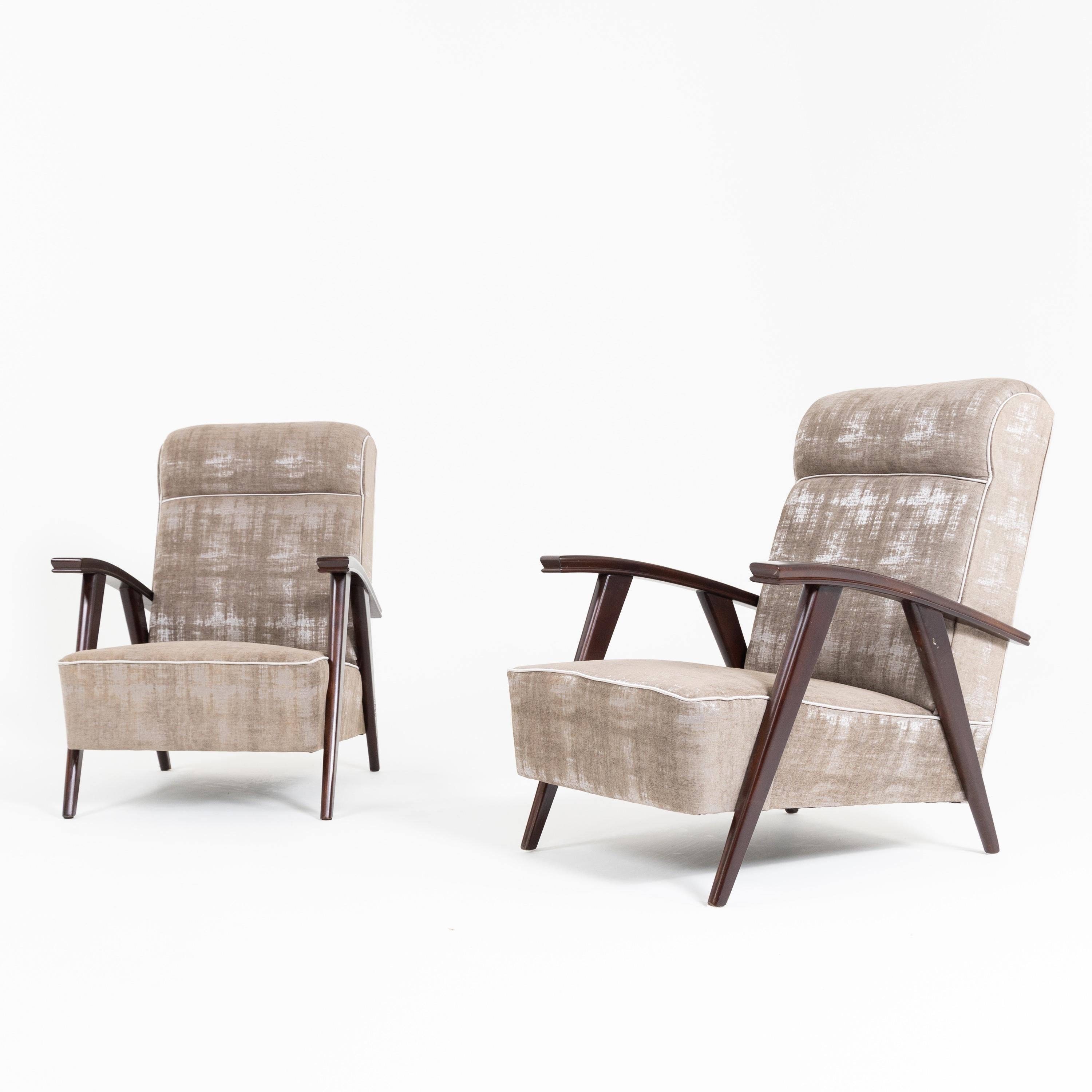 Pair of modernist armchairs attributed to Jacques Adnet.
Stained beechwood.