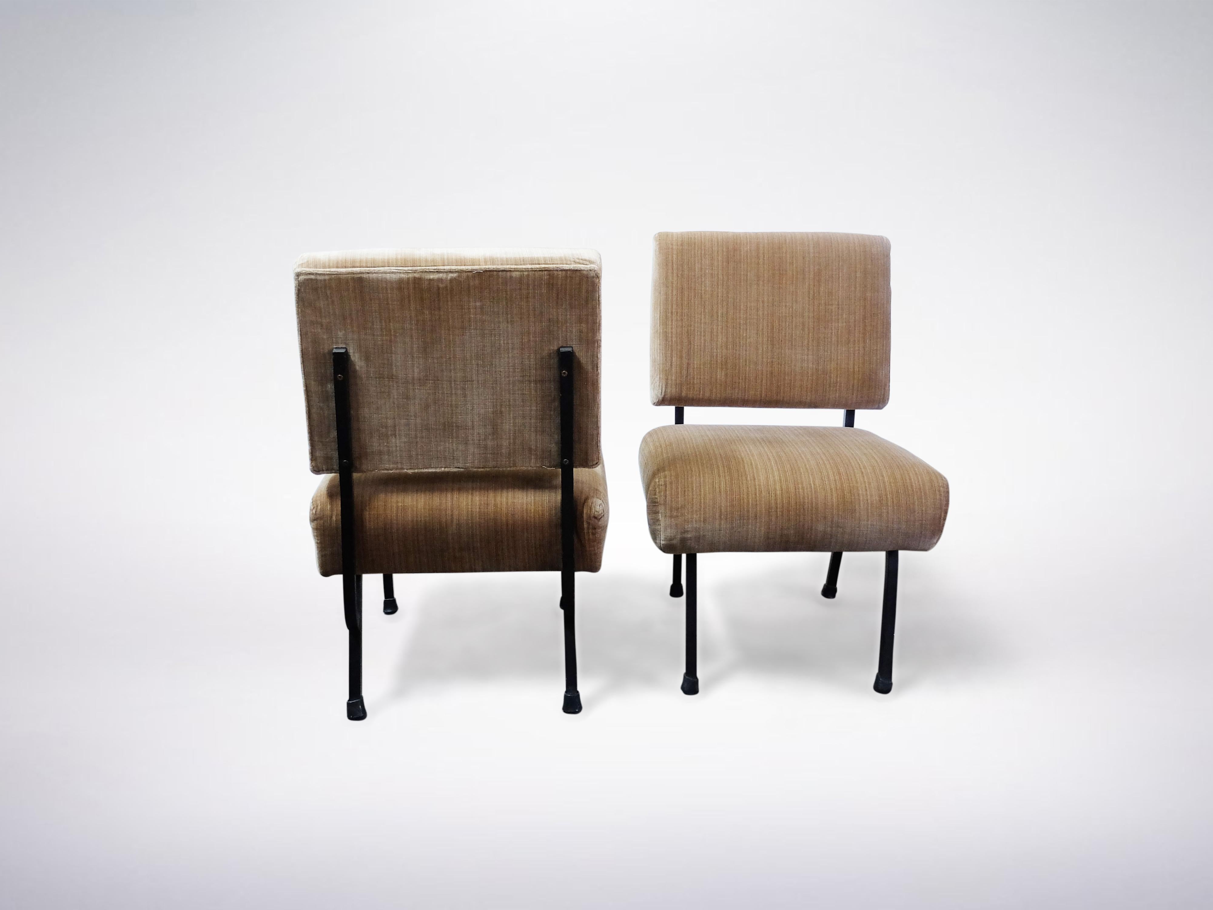 Pair of modernist armchairs, in soft velvet fabric, 1950s.

A black lacquered metal structure supports the soft padded elements of this two beautiful Italian Mid-Century modernist armchairs.



Please note : the 