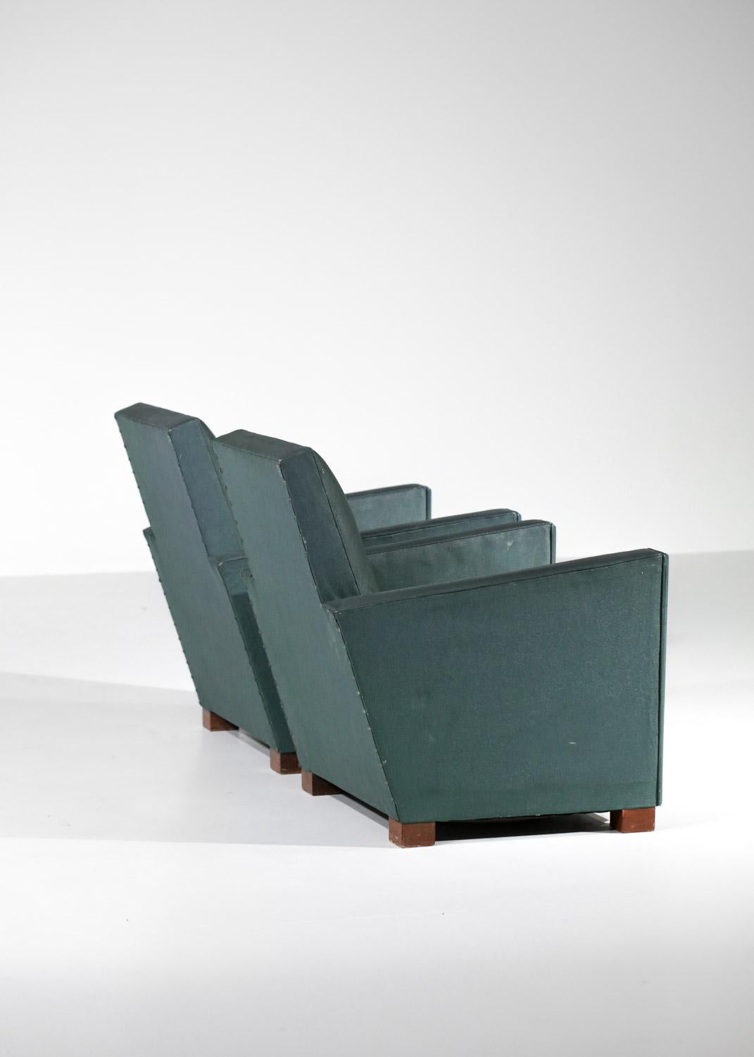 Ein Paar Vintage Art Deco Sessel aus den 50er Jahren im Stil von Jacques Adnets Werken. Struktur, Sitze und Rückenlehnen mit Kunstleder bezogen, Beine aus heller Eiche. Schöner Vintage-Zustand des Sets, um Spuren von Gebrauch und Zeit auf dem Set