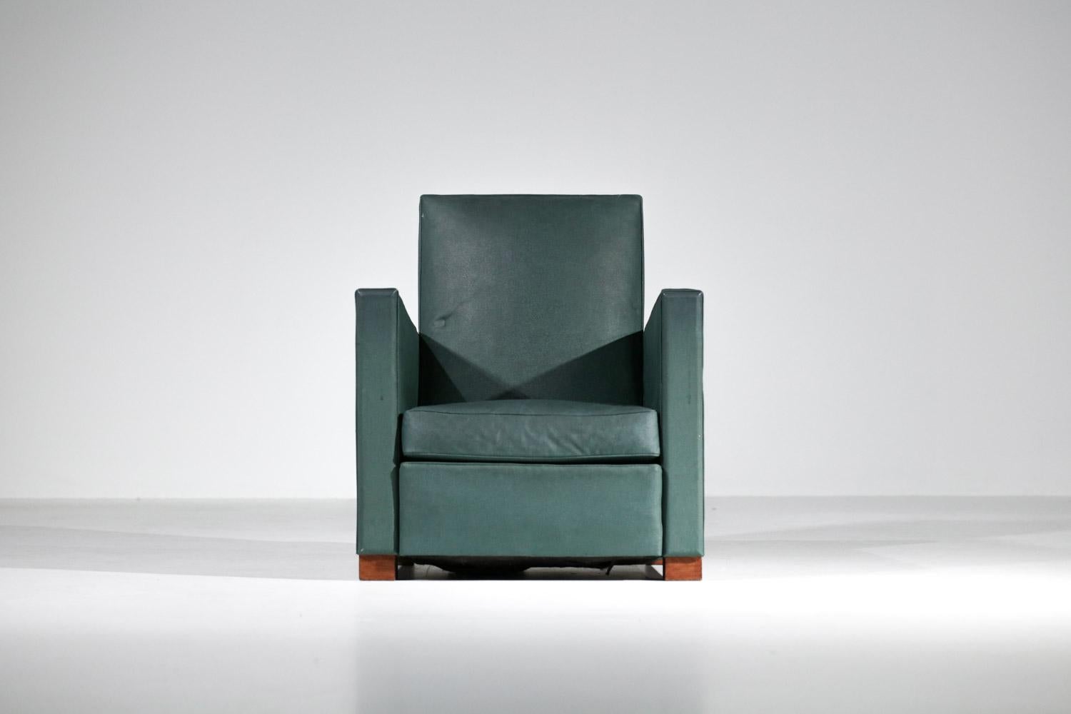 Ein Paar modernistische Art-Déco-Sessel aus grünem Leder im Stil von Jacques Adnet  (Französisch) im Angebot