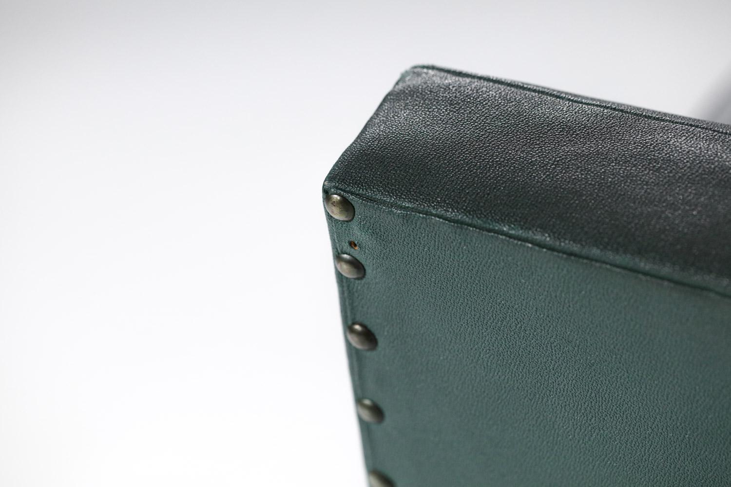 Ein Paar modernistische Art-Déco-Sessel aus grünem Leder im Stil von Jacques Adnet  (Kunstleder) im Angebot
