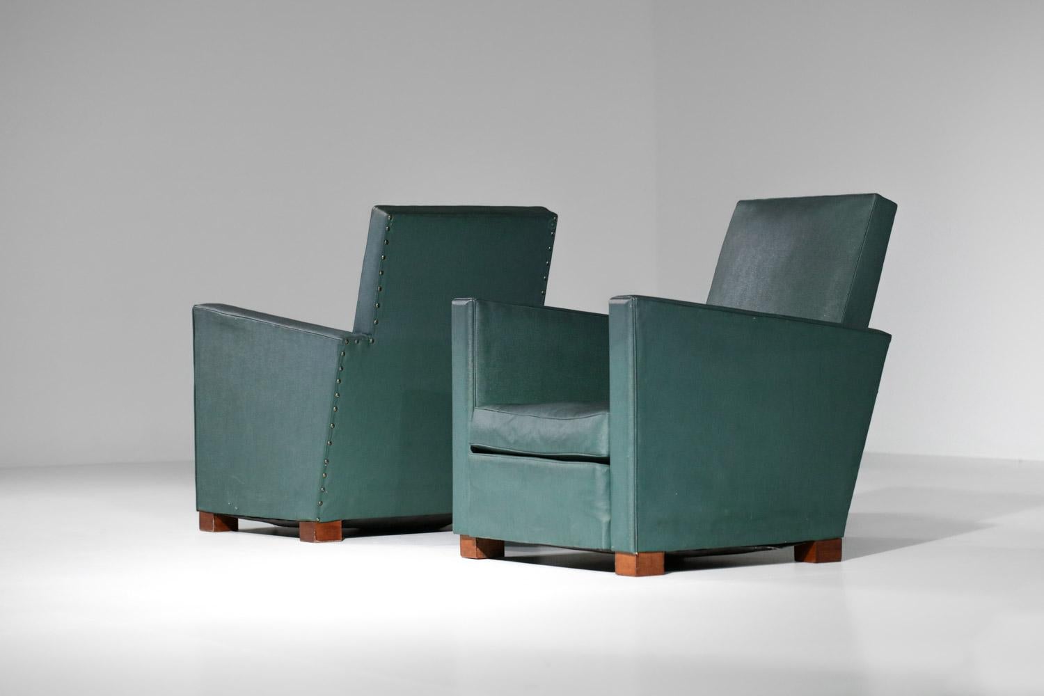 Ein Paar modernistische Art-Déco-Sessel aus grünem Leder im Stil von Jacques Adnet  im Angebot 1