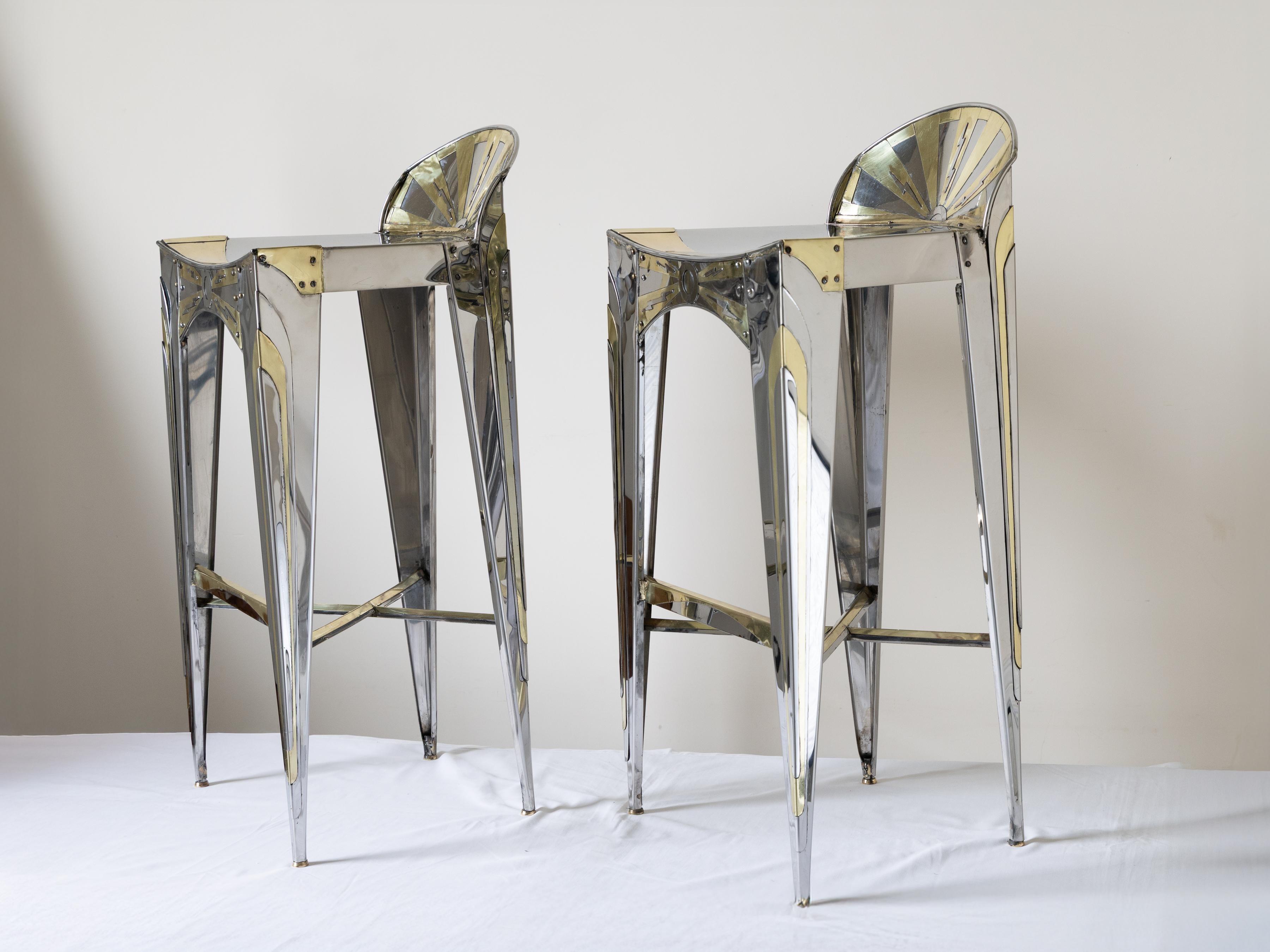 Britannique Paire de tabourets de bar Art déco modernistes de Sam Rush en acier inoxydable et laiton en vente