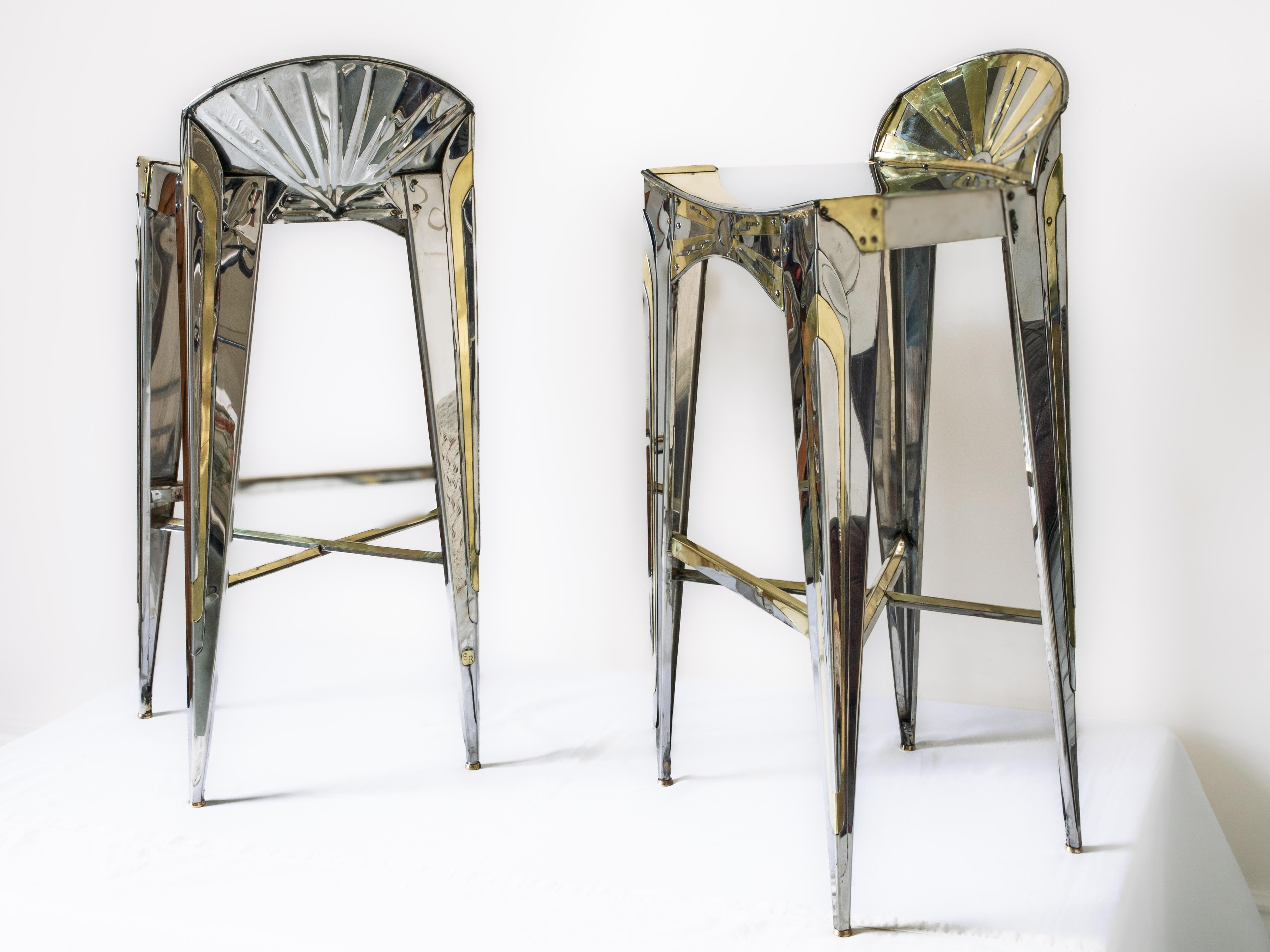 Paire de tabourets de bar Art déco modernistes de Sam Rush en acier inoxydable et laiton Neuf - En vente à Bristol, GB