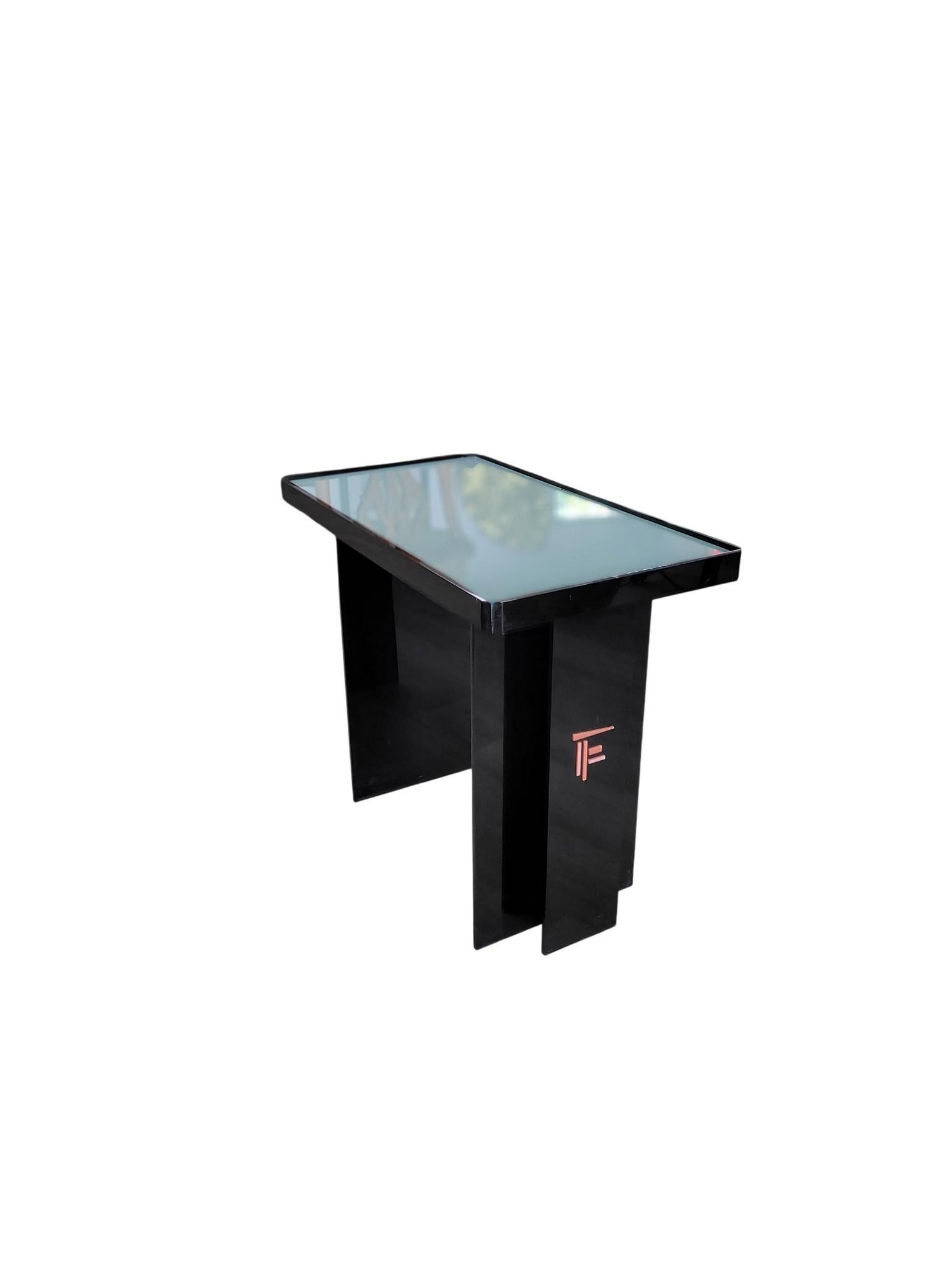 Paire de tables d'appoint vintage de style japonais. Fabriquées en acrylique noir épuré, ces tables ajouteront un design japonais moderne et intemporel à n'importe quel décor. Chaque table est dotée d'un plateau en verre épuré qui ajoute à son