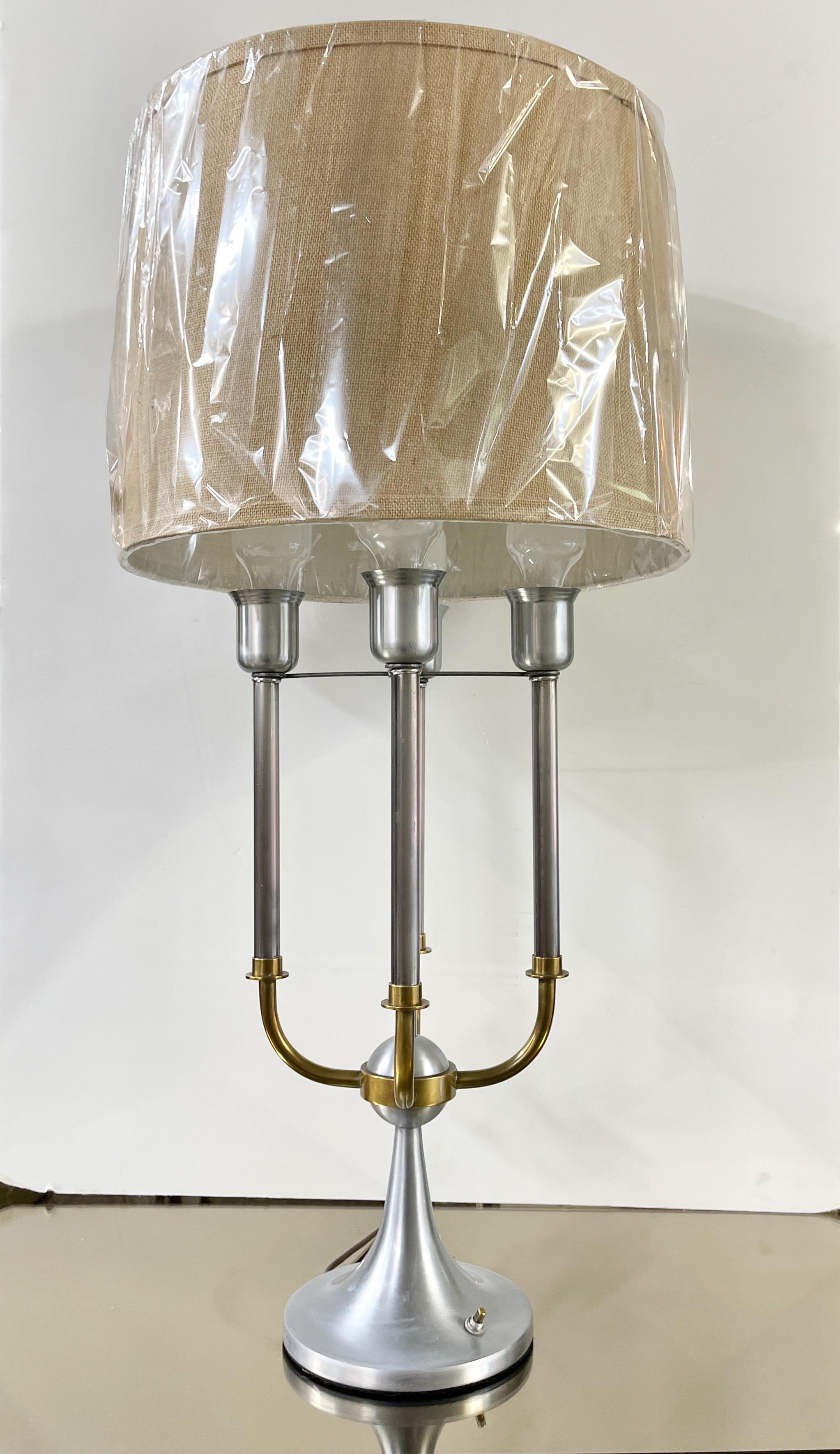 Modernistische Bouillotte-Tischlampen aus Nickel und Messing, Paar im Angebot 3