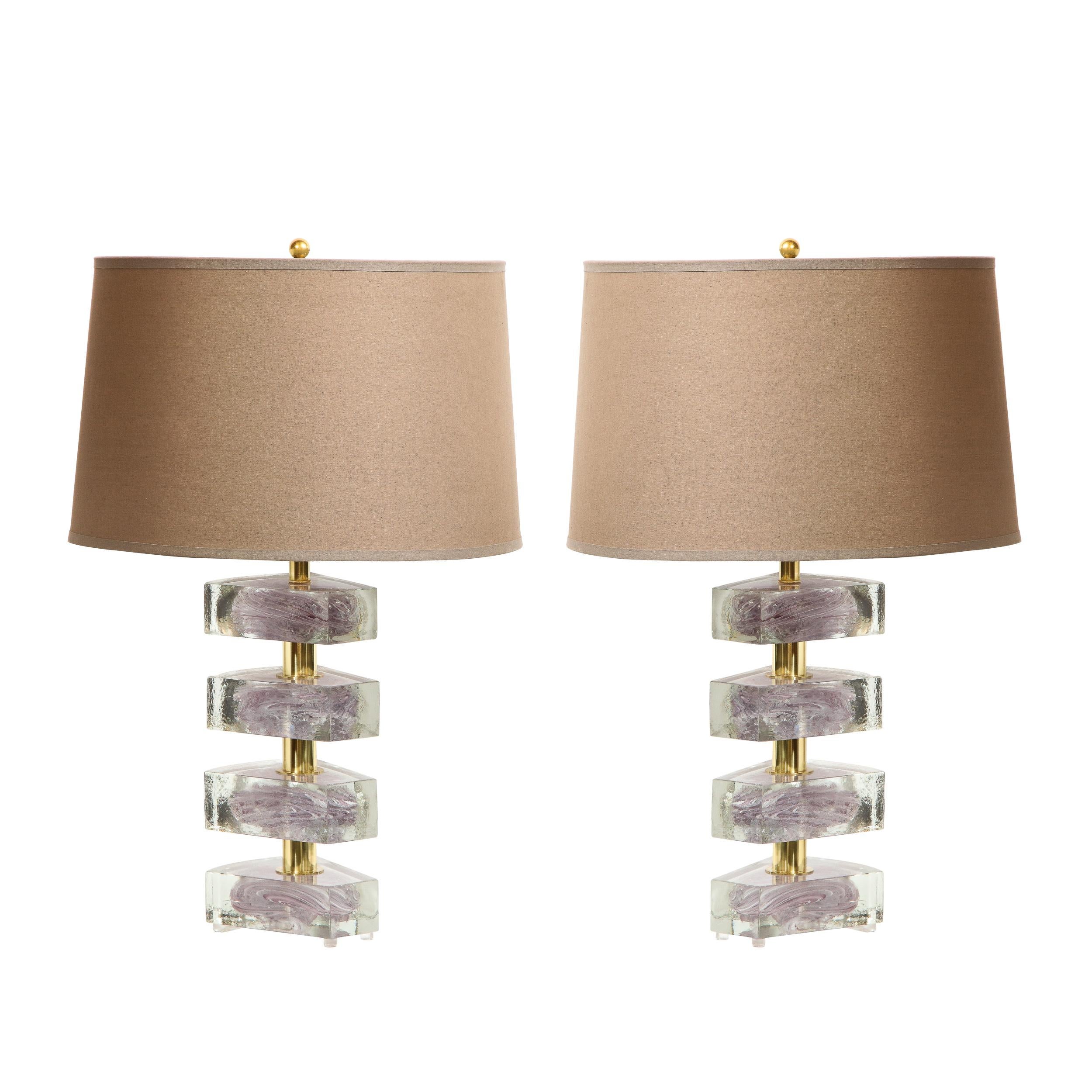 Cette étonnante paire de lampes modernistes a été soufflée à la main à Murano, en Italie, l'île située au large de Venise, réputée depuis des siècles pour sa production de verre de qualité supérieure. Elles présentent quatre formes trapézoïdales
