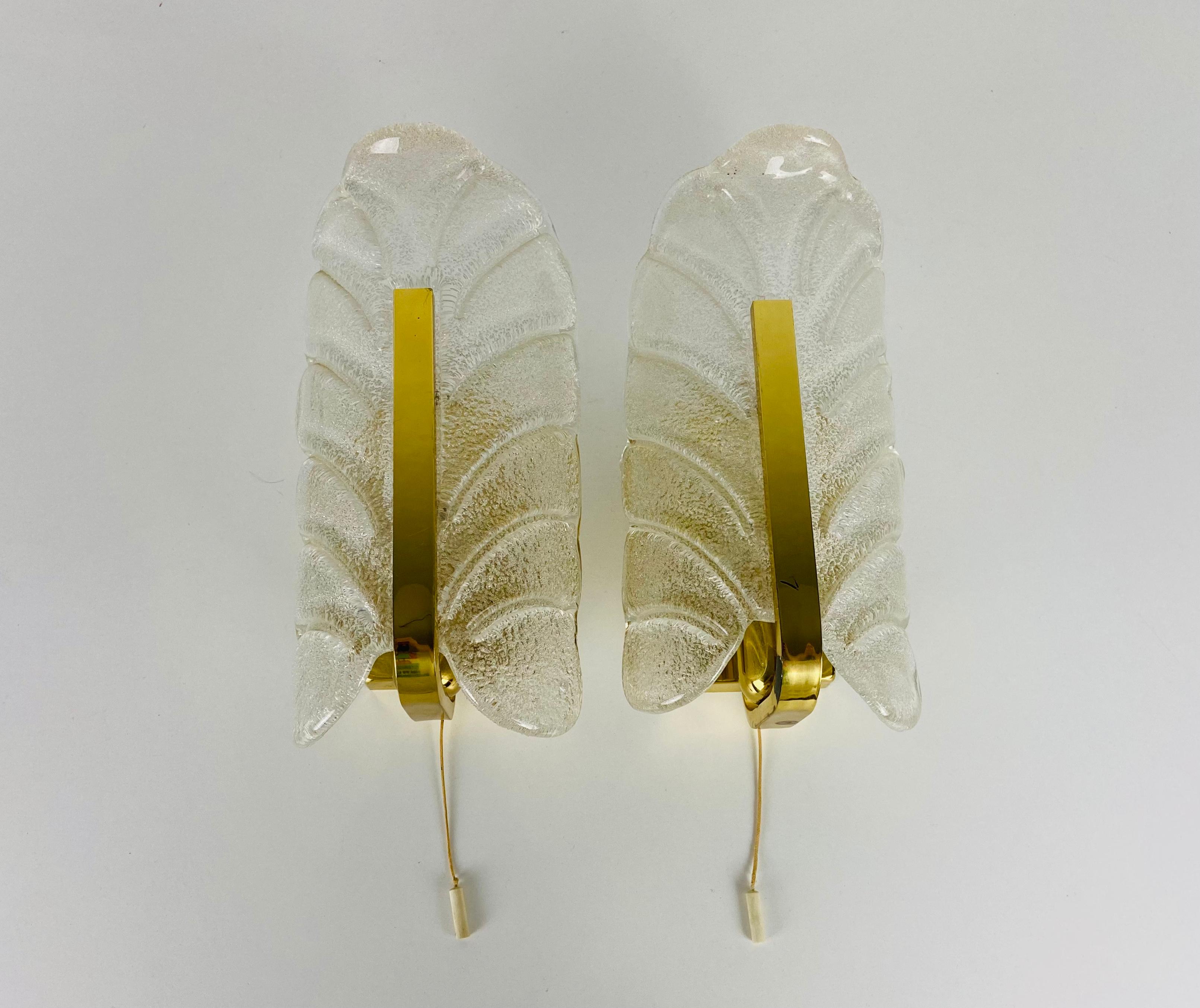 Une belle paire d'appliques modernes de Carl Fagerlund pour Orrefors, fabriquées dans les années 1980. Ils sont fabriqués en laiton et en verre de glace. Le dos est en métal.

Les éclairages nécessitent des ampoules E14 et fonctionnent à la fois