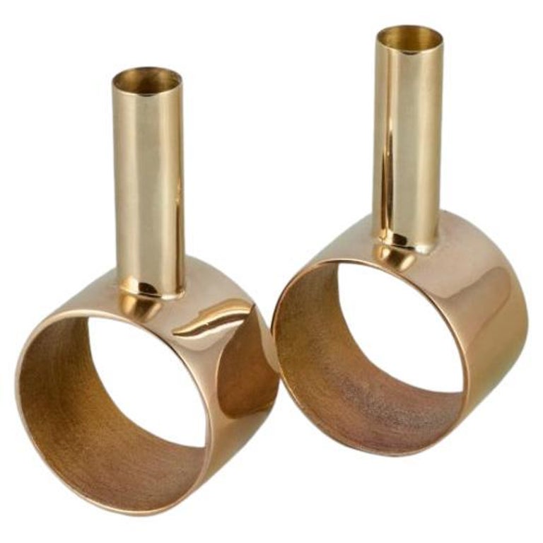 Ein Paar modernistische Messing-Kerzenständer. Ende 20. Jh. im Angebot bei 1stDibs Deutschland