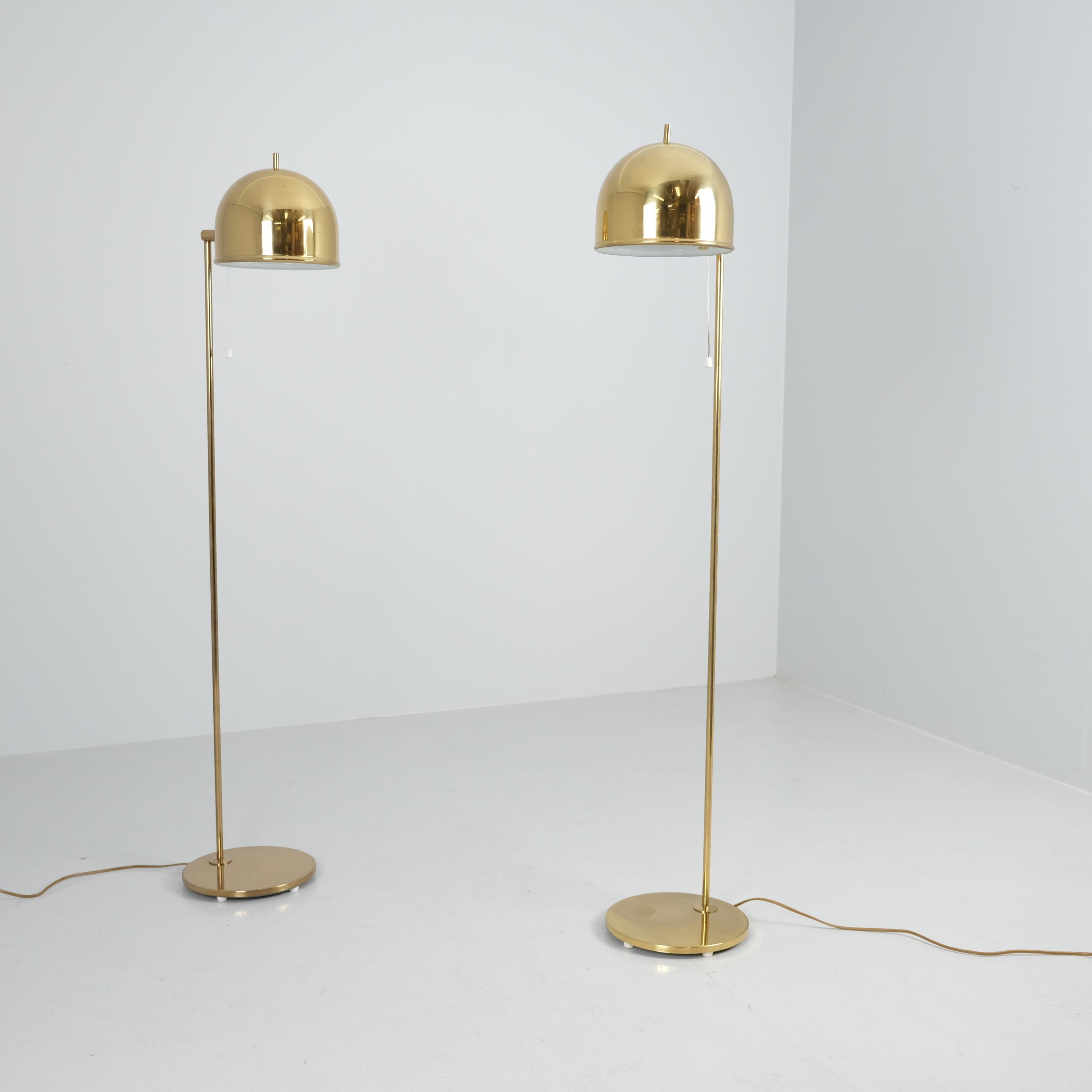 Ein schön erhaltenes Paar Stehlampen aus Messing, entworfen von Eje Ahlgren für Bergboms in den 1960er-1970er Jahren. Modell G-075, beide Lampen sind gestempelt und zeigen die ruhige Raffinesse, die die schwedische Beleuchtung aus der Mitte des