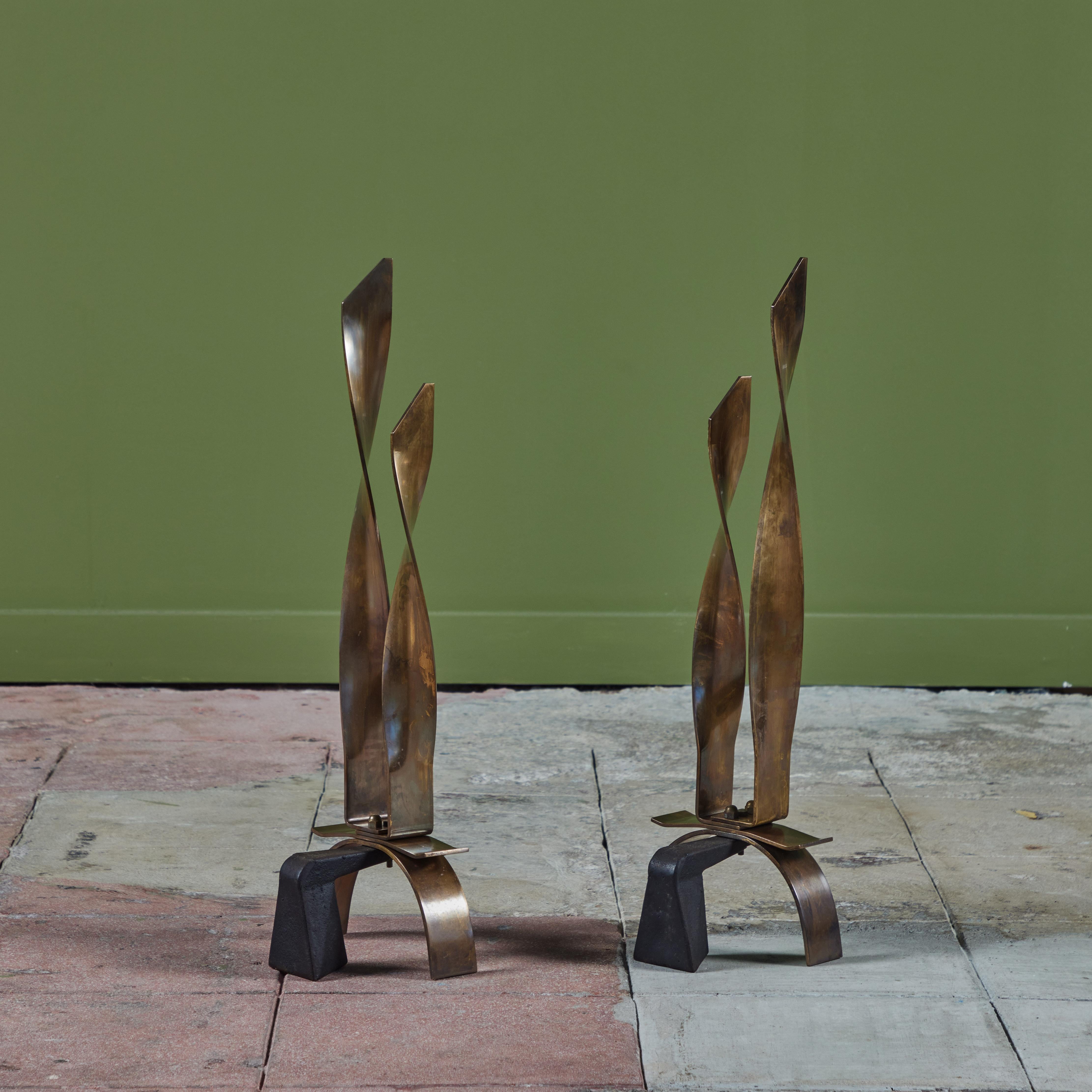 Pair of Modernist Brass Ribbon Andirons In Good Condition For Sale In Los Angeles, CA