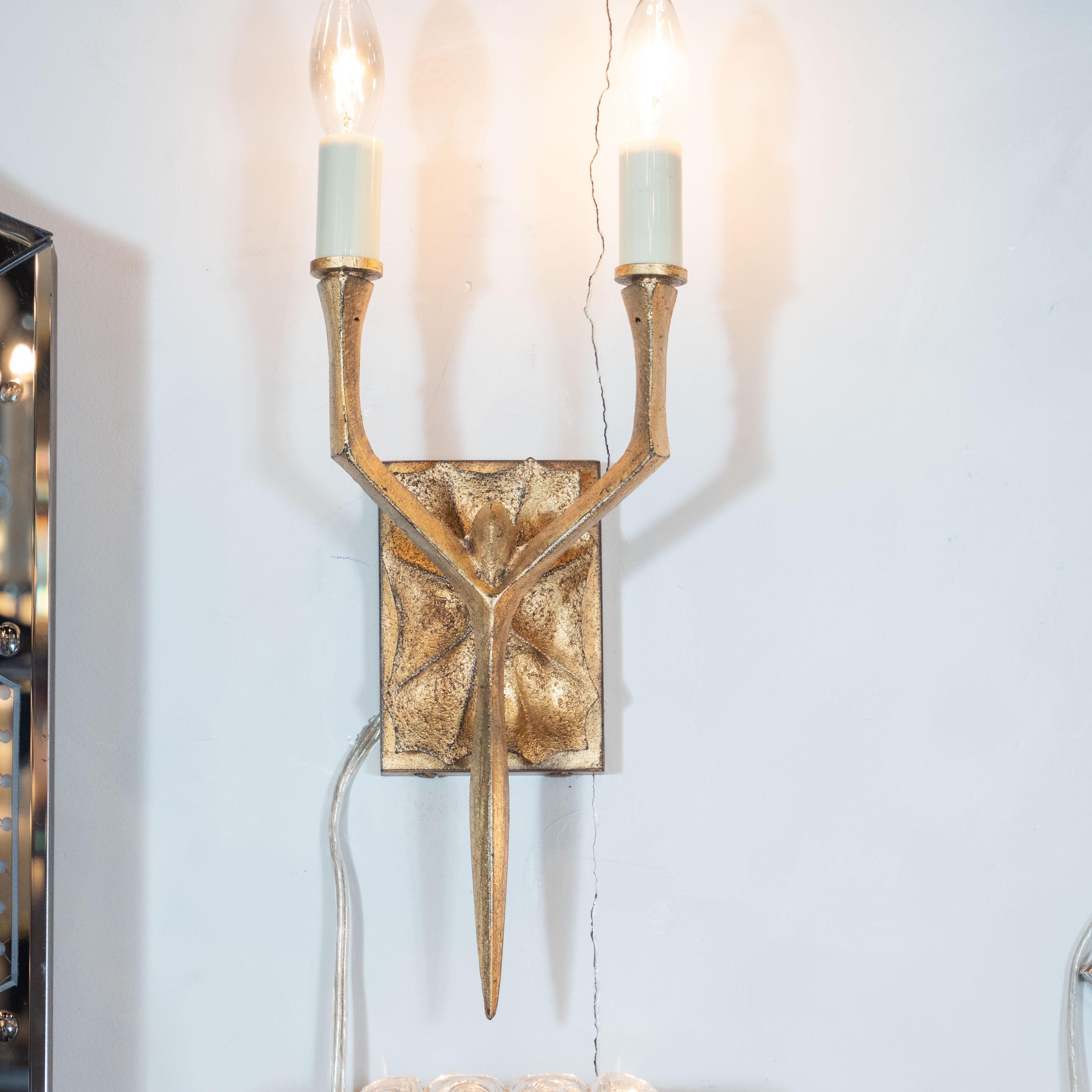 Moderne Paire d'appliques à deux bras de lumière en or jaune 24 carats:: de style moderniste et brutal en vente