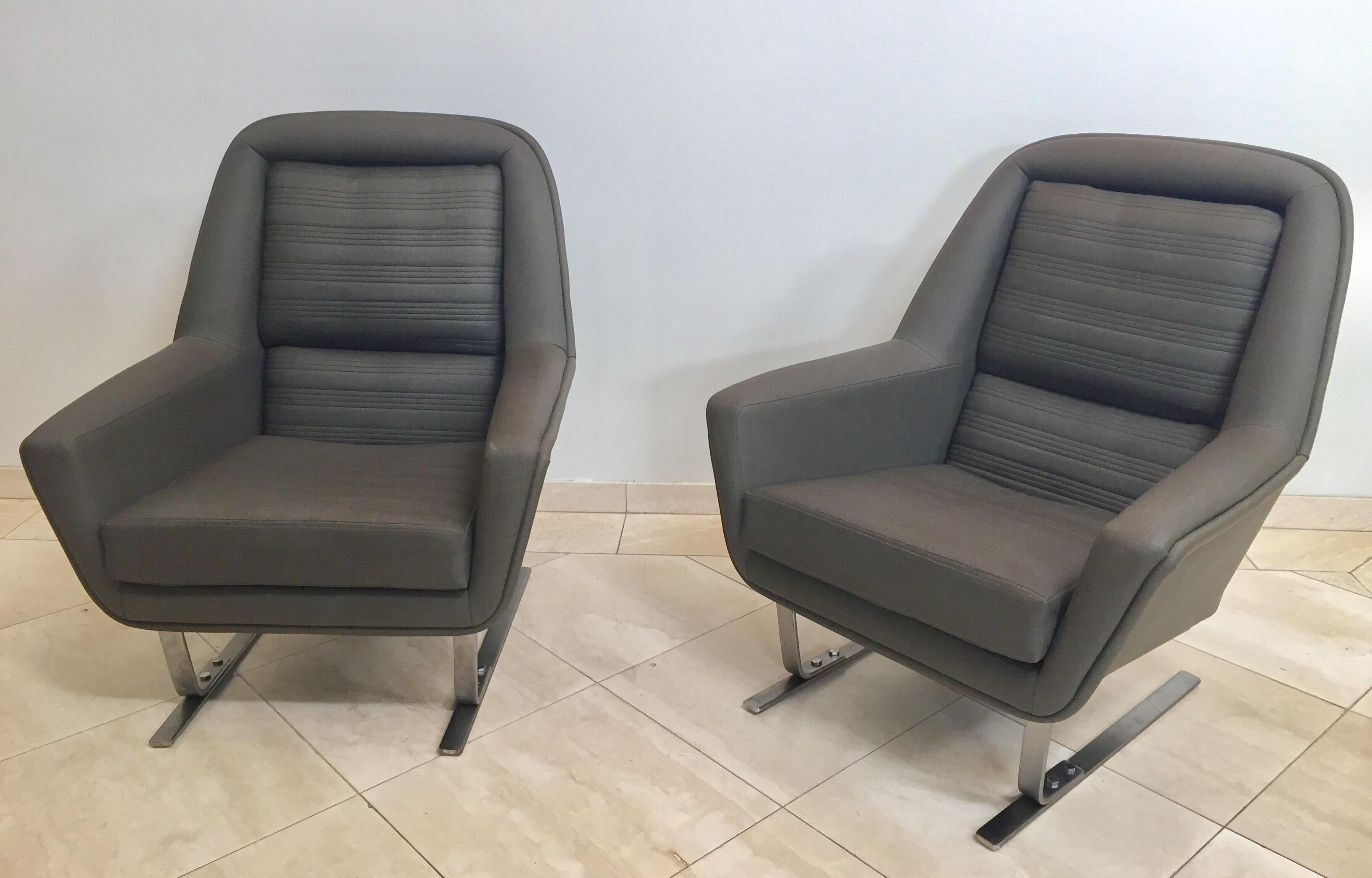 Rare and stunning pair of club lounge chairs, Augusto Bozzi, Saporiti style.
These cantilever armchairs are typical for the German and Eastern Europe Bauhaus era.
These armchairs would make an eye-catching addition to any interior such as living