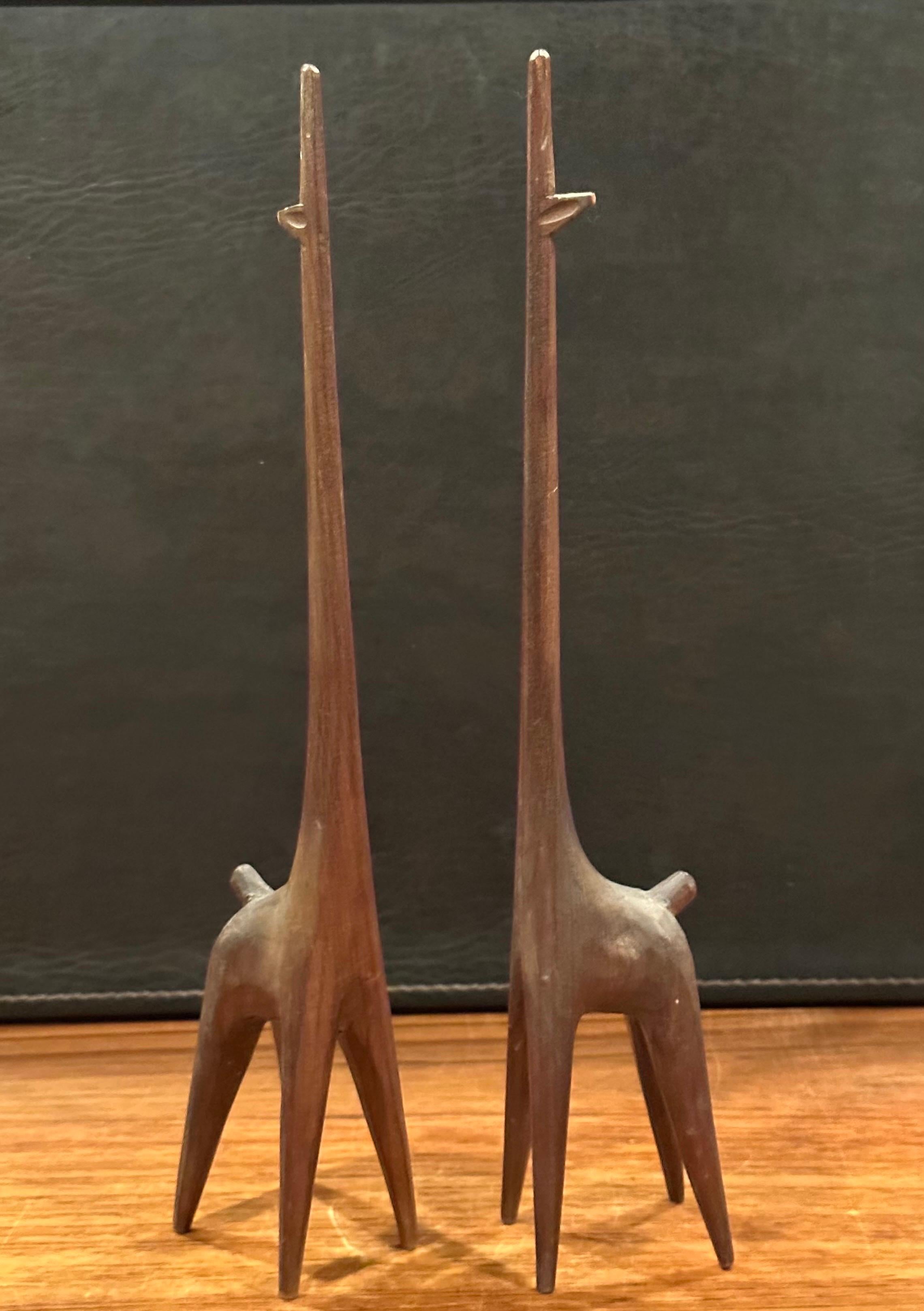 Paire de sculptures de girafe modernistes en bois sculpté  en vente 6