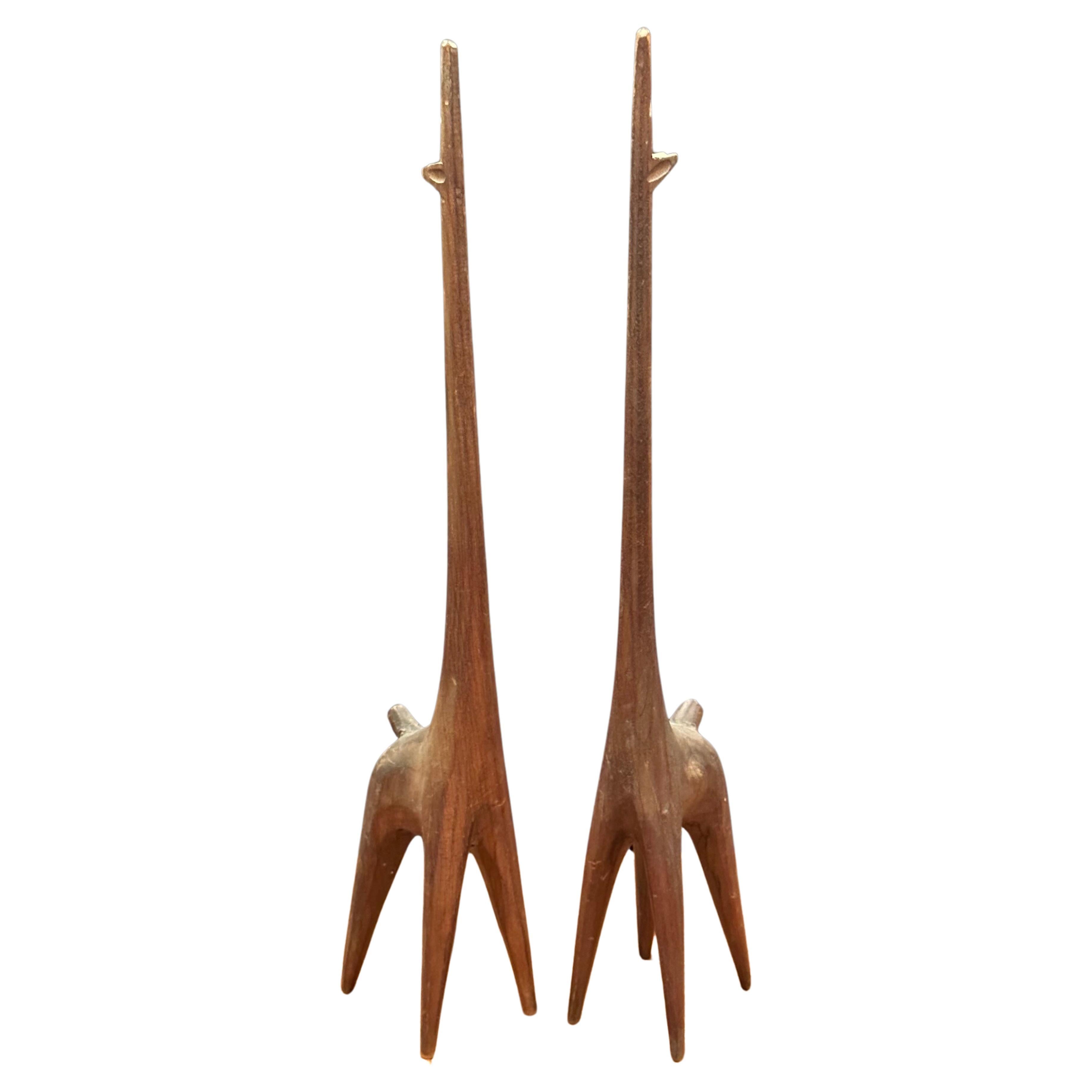 Coppia di sculture di giraffa in legno intagliato in stile modernista in vendita 5