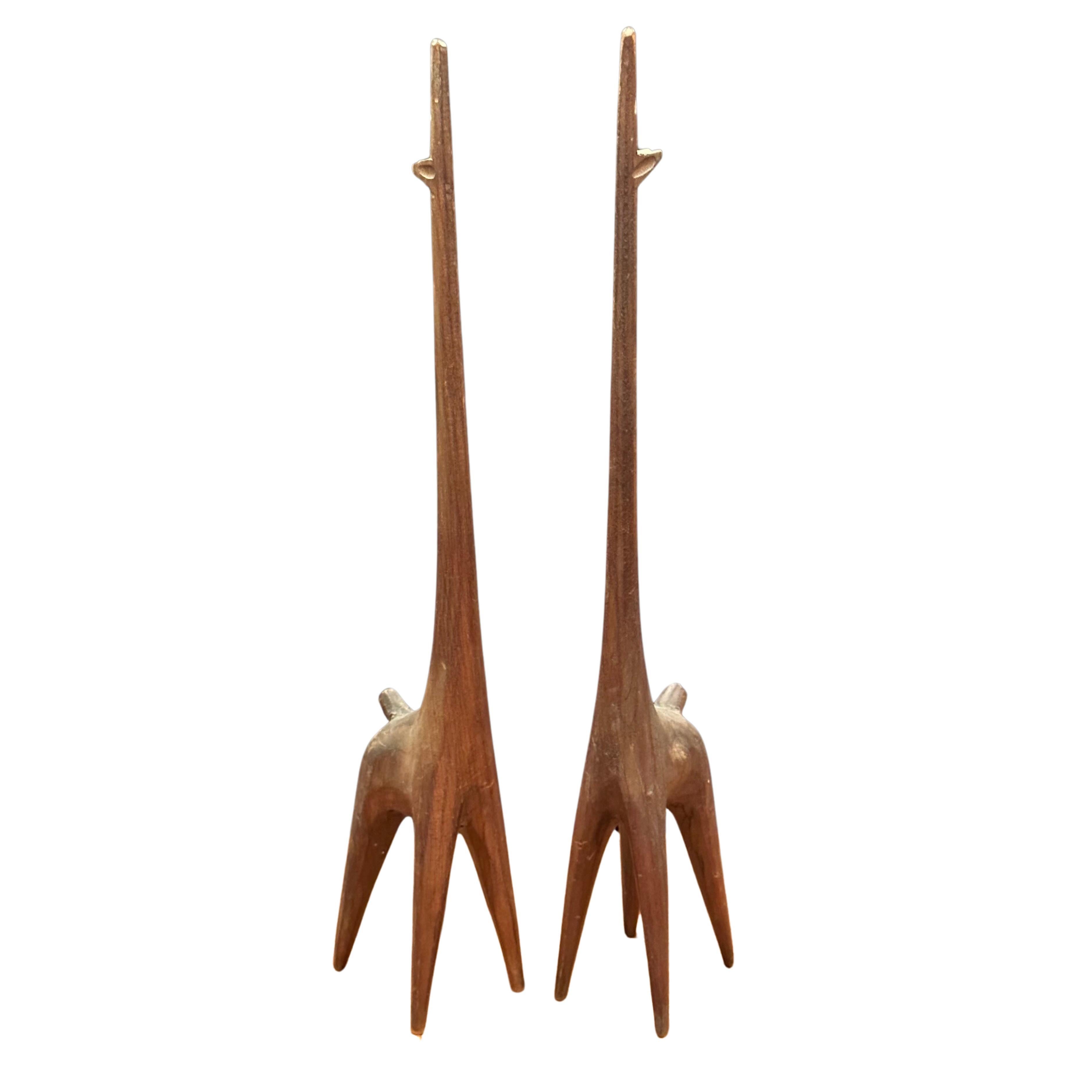 Modernistisches Paar geschnitzte Giraffenskulpturen aus Holz  im Angebot 8