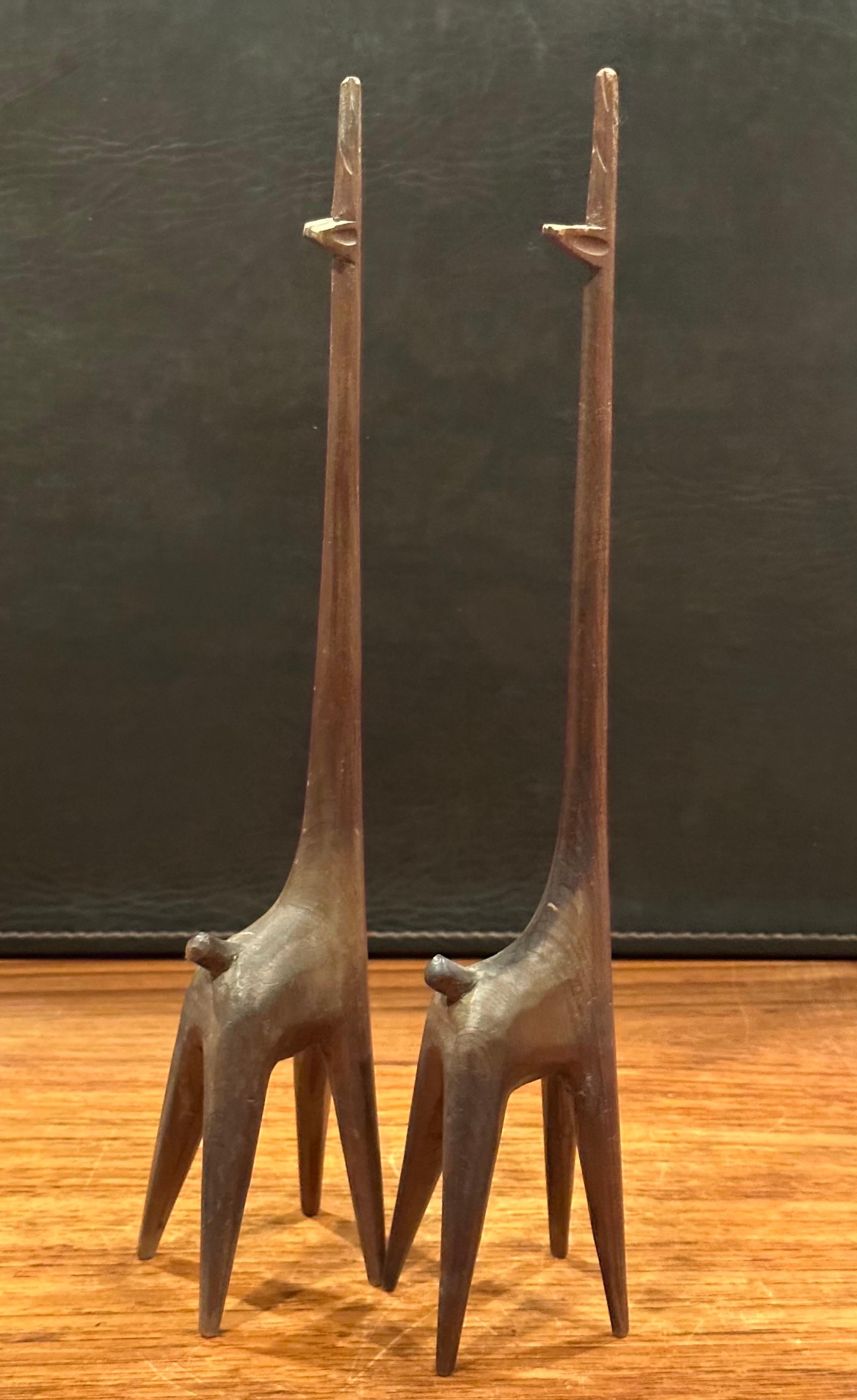 Bois Paire de sculptures de girafe modernistes en bois sculpté  en vente