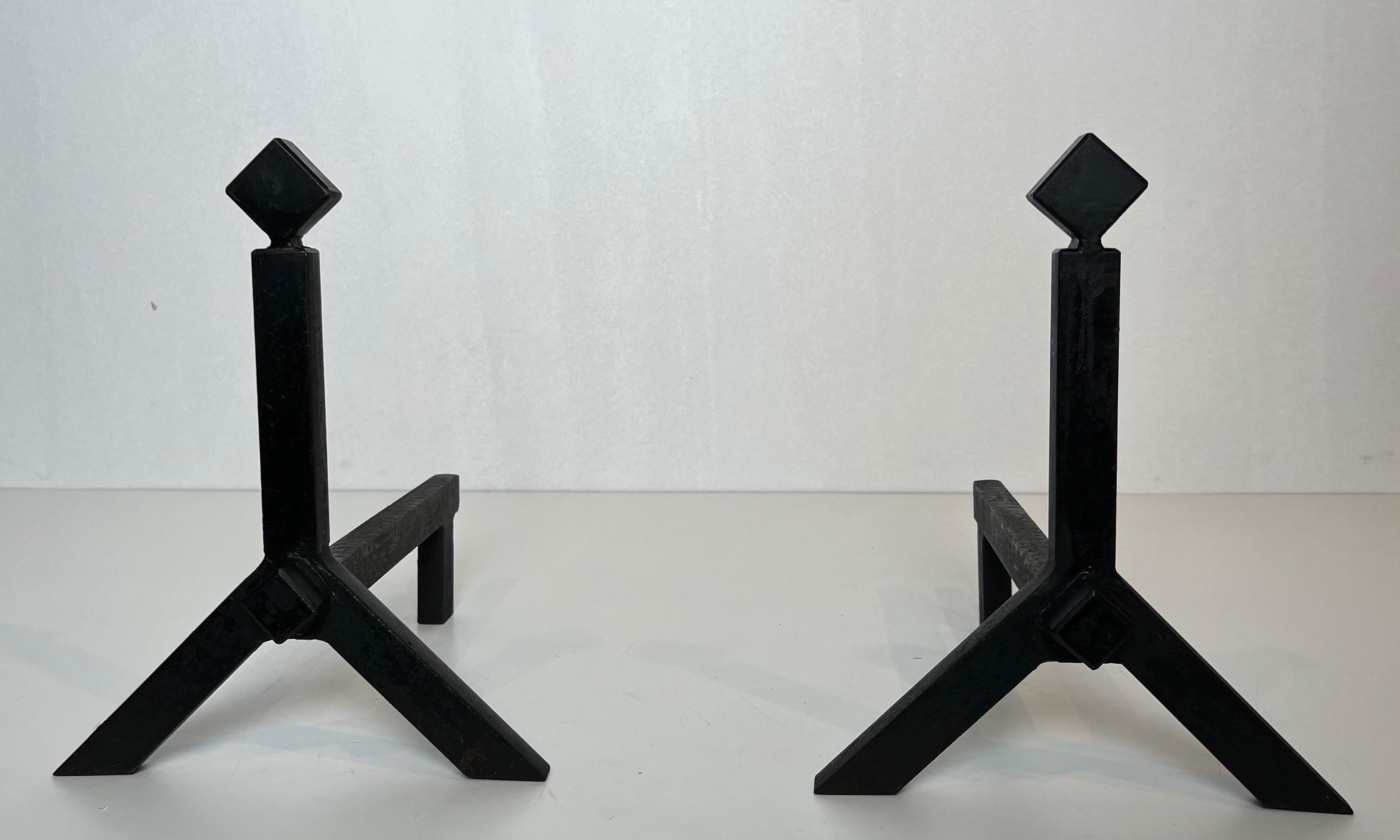 Pair of Modernist Cast Iron and Wrought Iron Andirons In Good Condition For Sale In Marcq-en-Barœul, Hauts-de-France