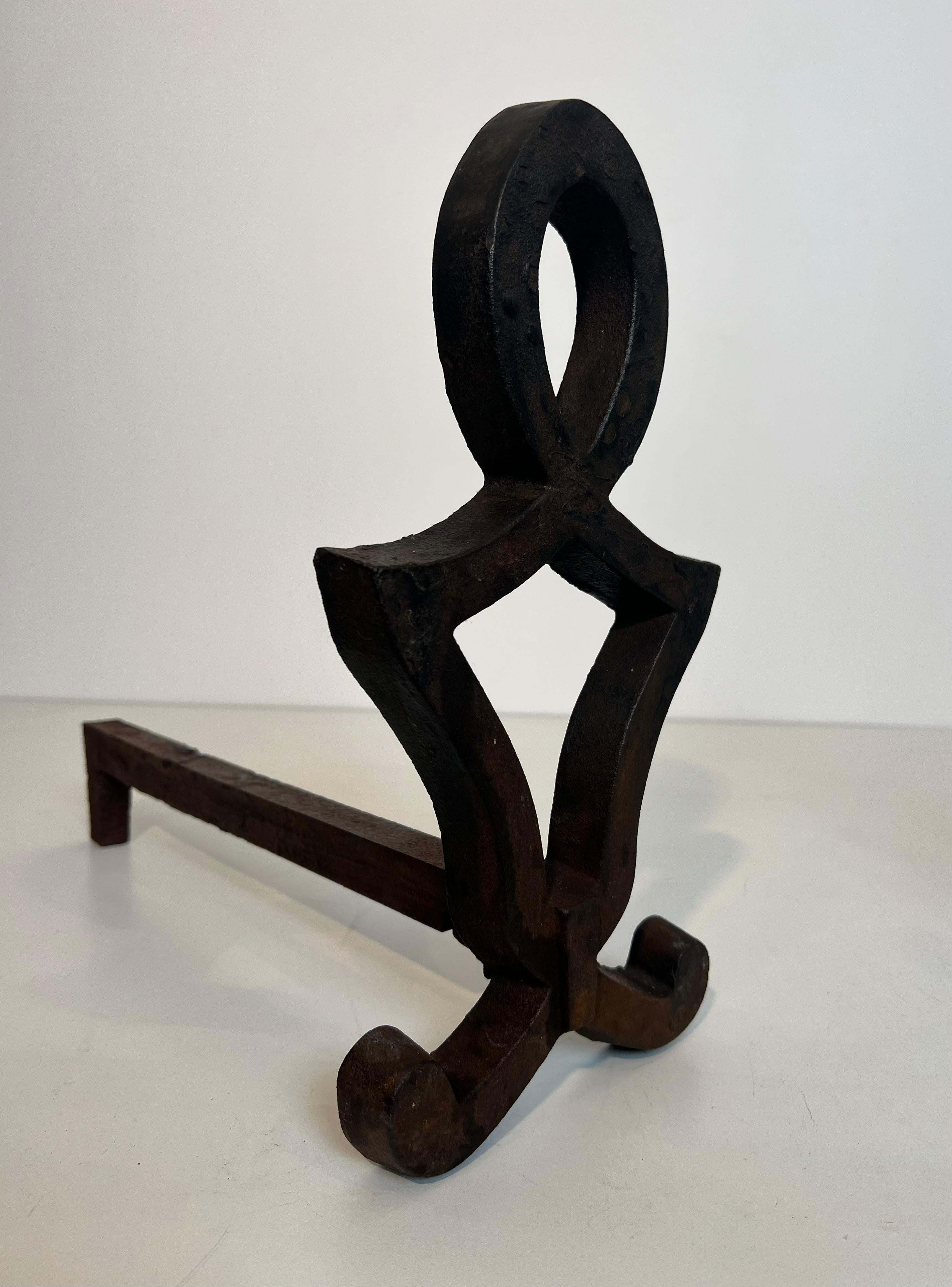 Paire de chenets modernistes en fonte et en fer forgé. Œuvre française de Raymond Su en vente 2