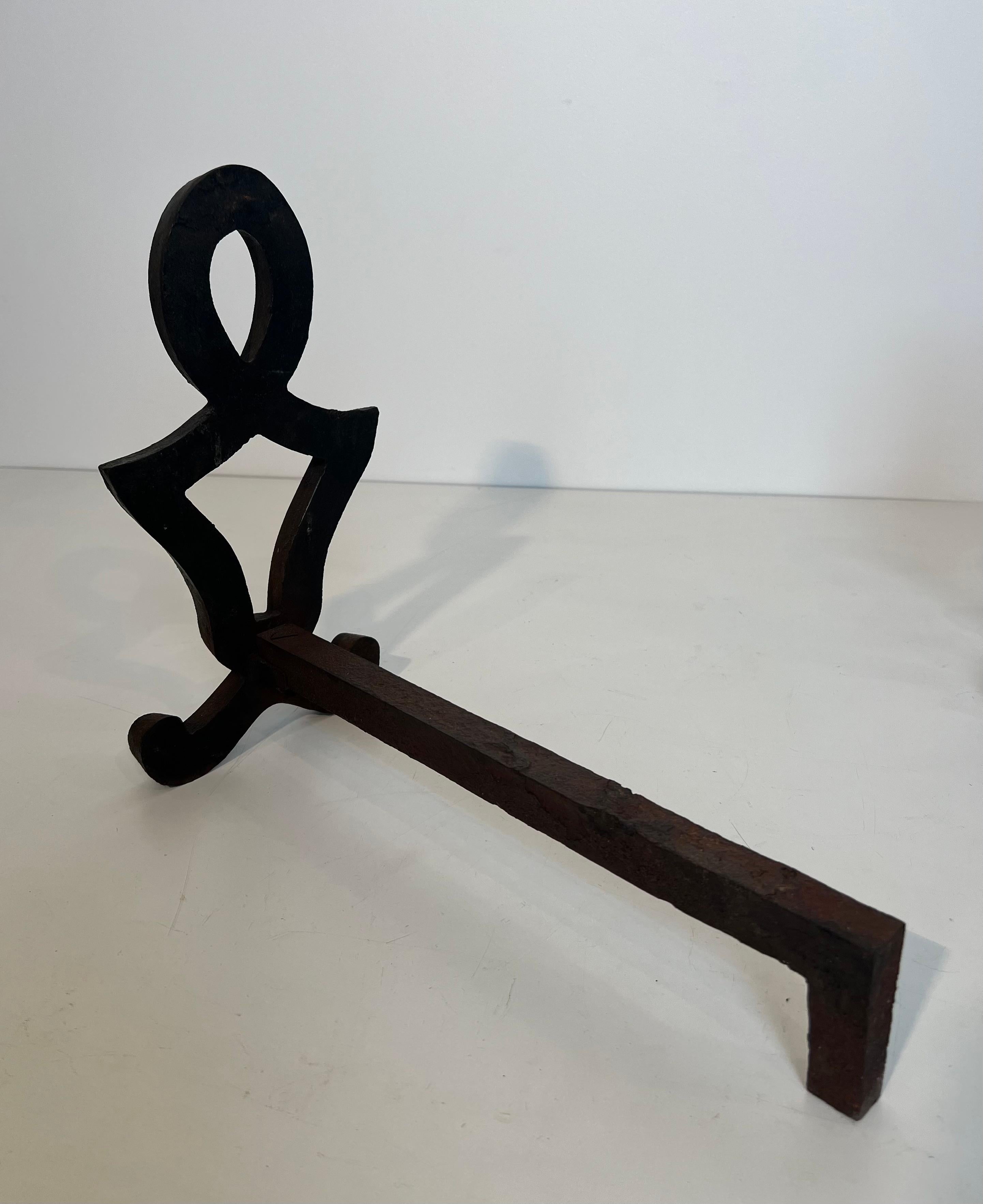 Paire de chenets modernistes en fonte et en fer forgé. Œuvre française de Raymond Su en vente 3