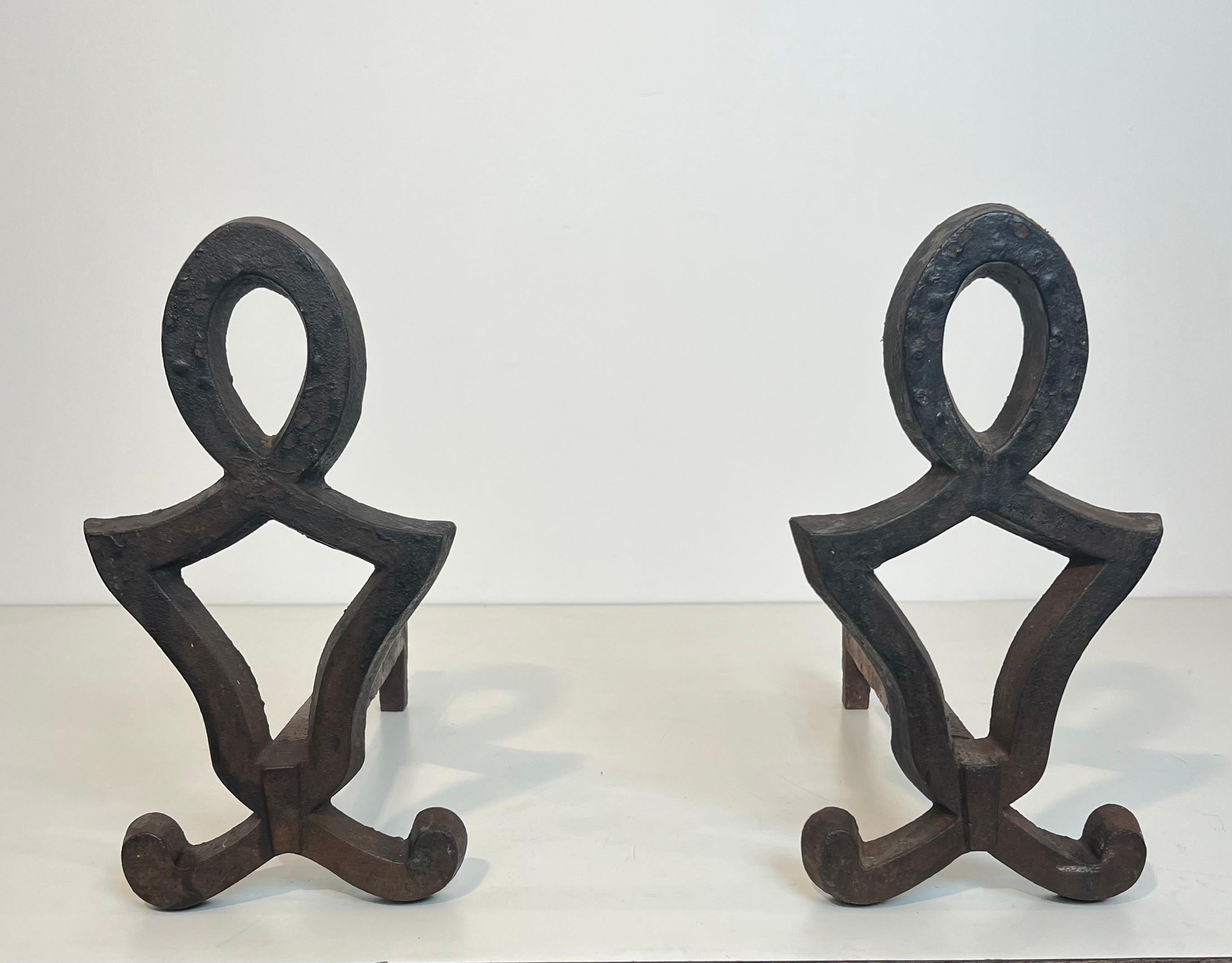 Paire de chenets modernistes en fonte et en fer forgé. Œuvre française de Raymond Su en vente 4