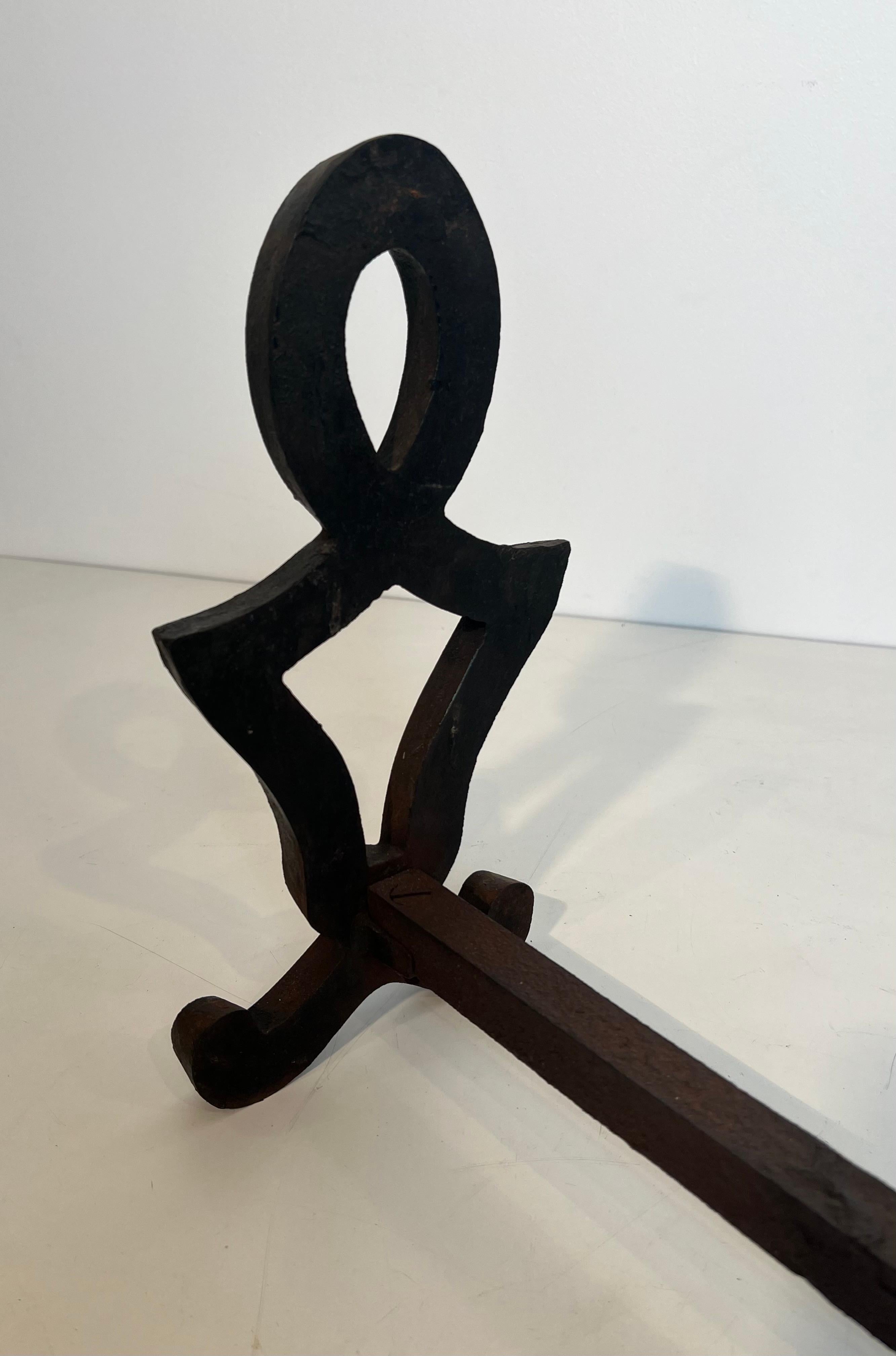 Paire de chenets modernistes en fonte et en fer forgé. Œuvre française de Raymond Su en vente 5