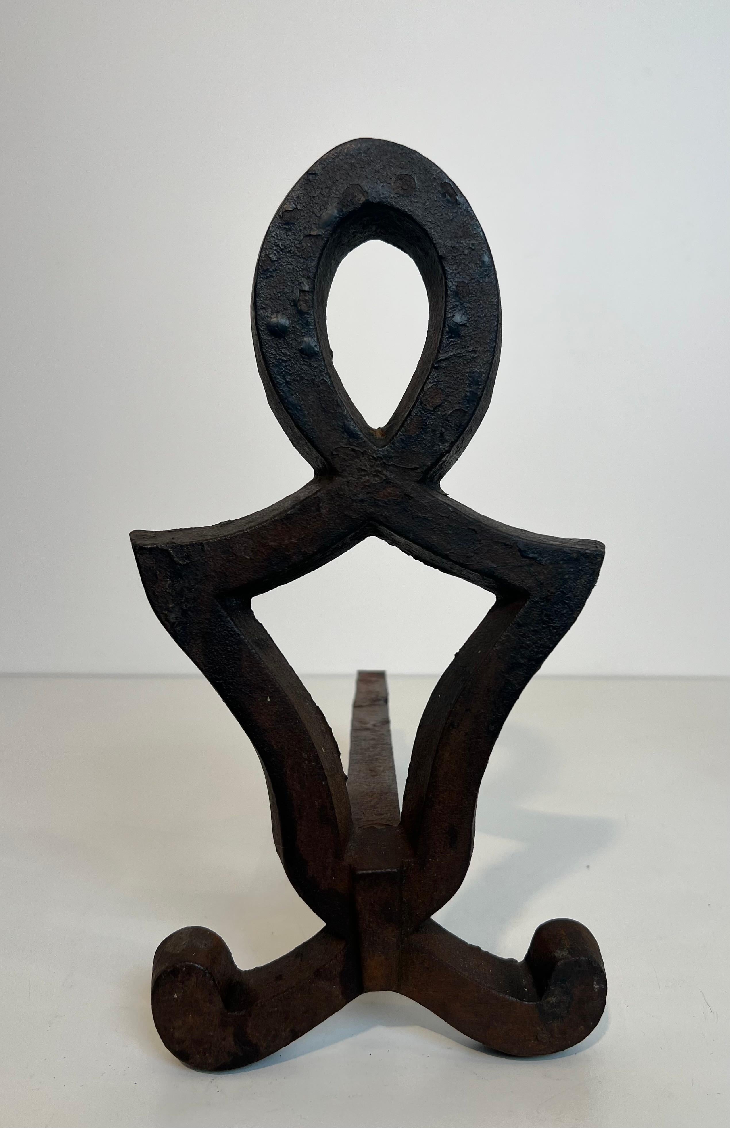 Paire de chenets modernistes en fonte et en fer forgé. Œuvre française de Raymond Su en vente 6