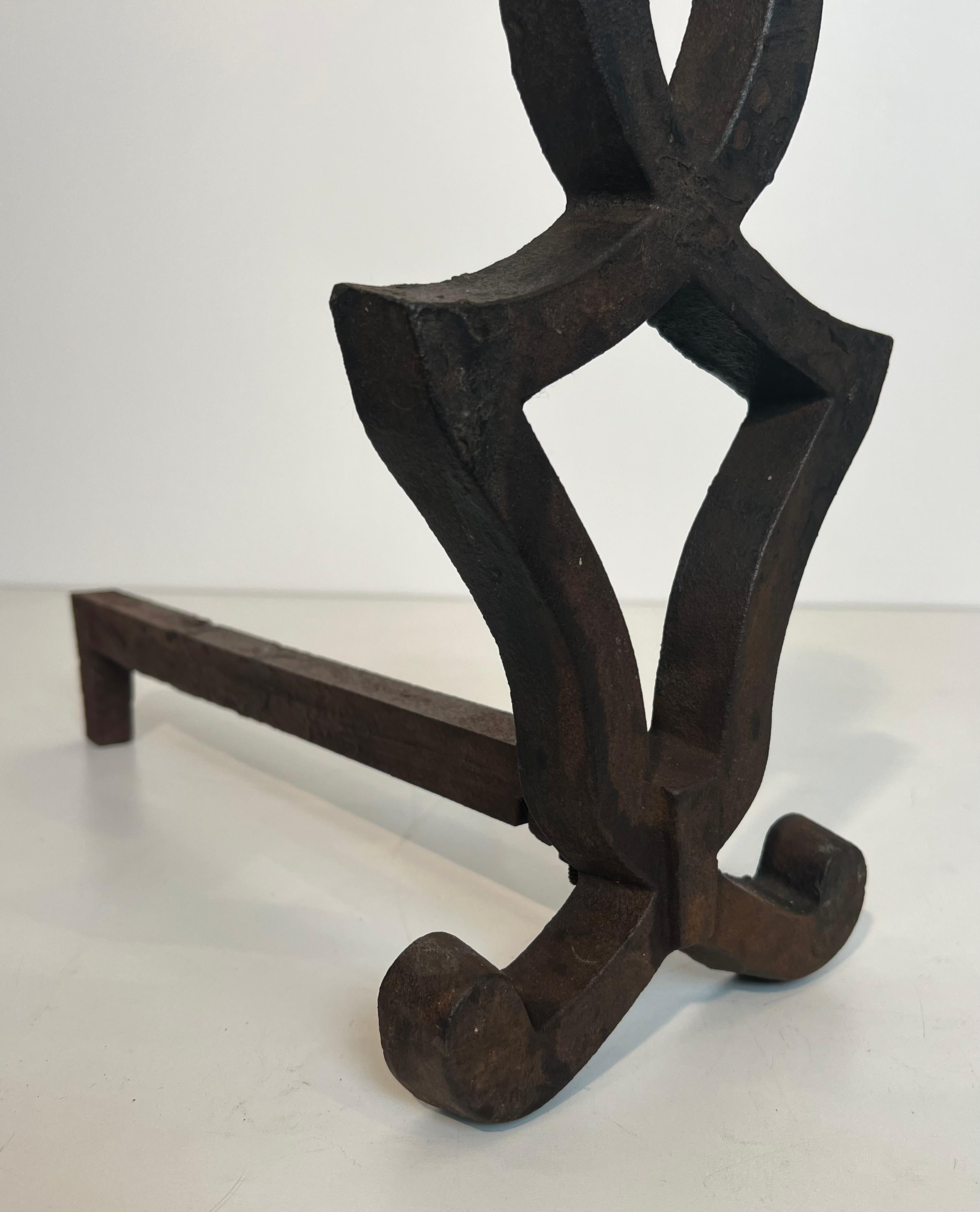 Paire de chenets modernistes en fonte et en fer forgé. Œuvre française de Raymond Su en vente 8