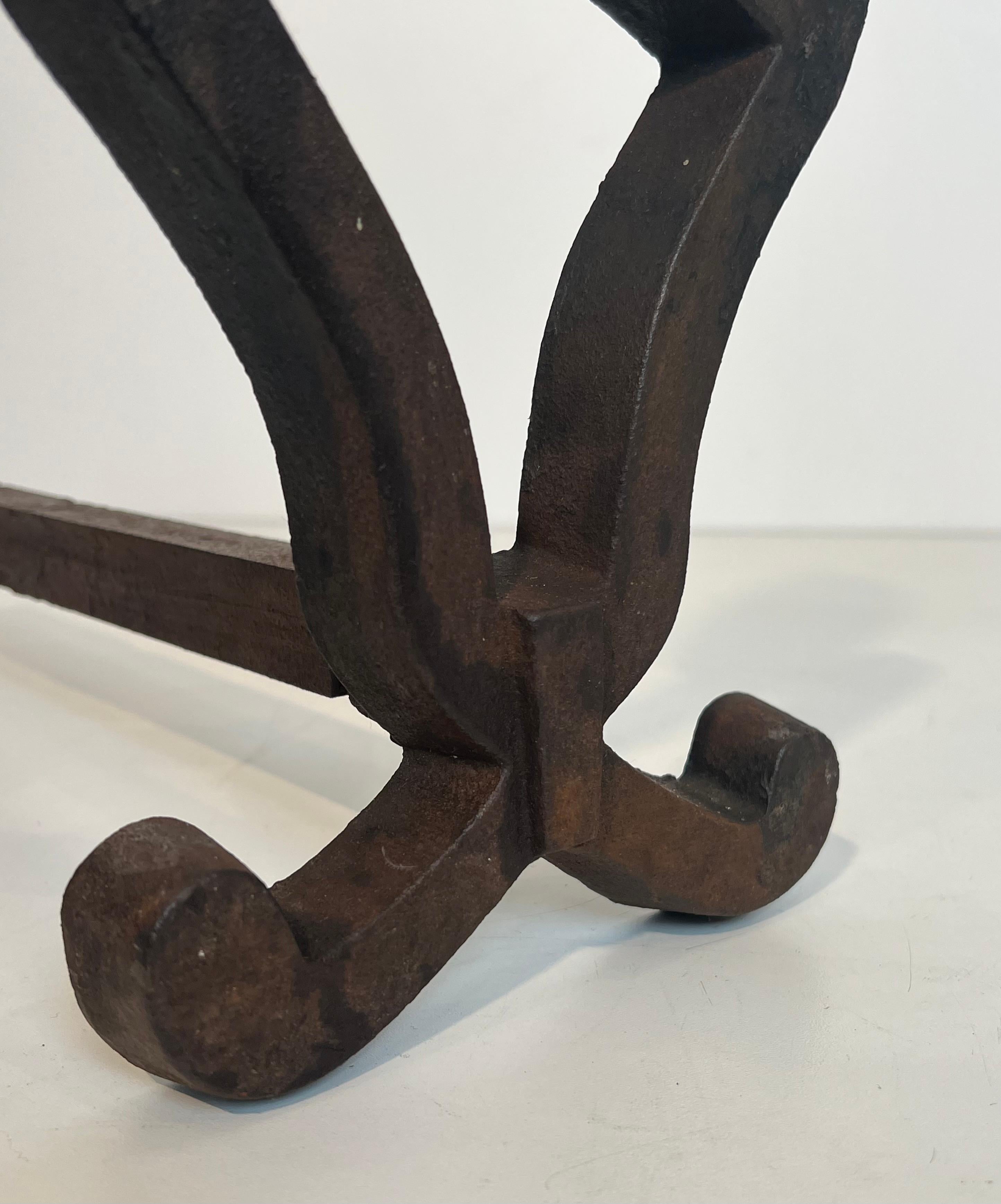 Paire de chenets modernistes en fonte et en fer forgé. Œuvre française de Raymond Su en vente 9