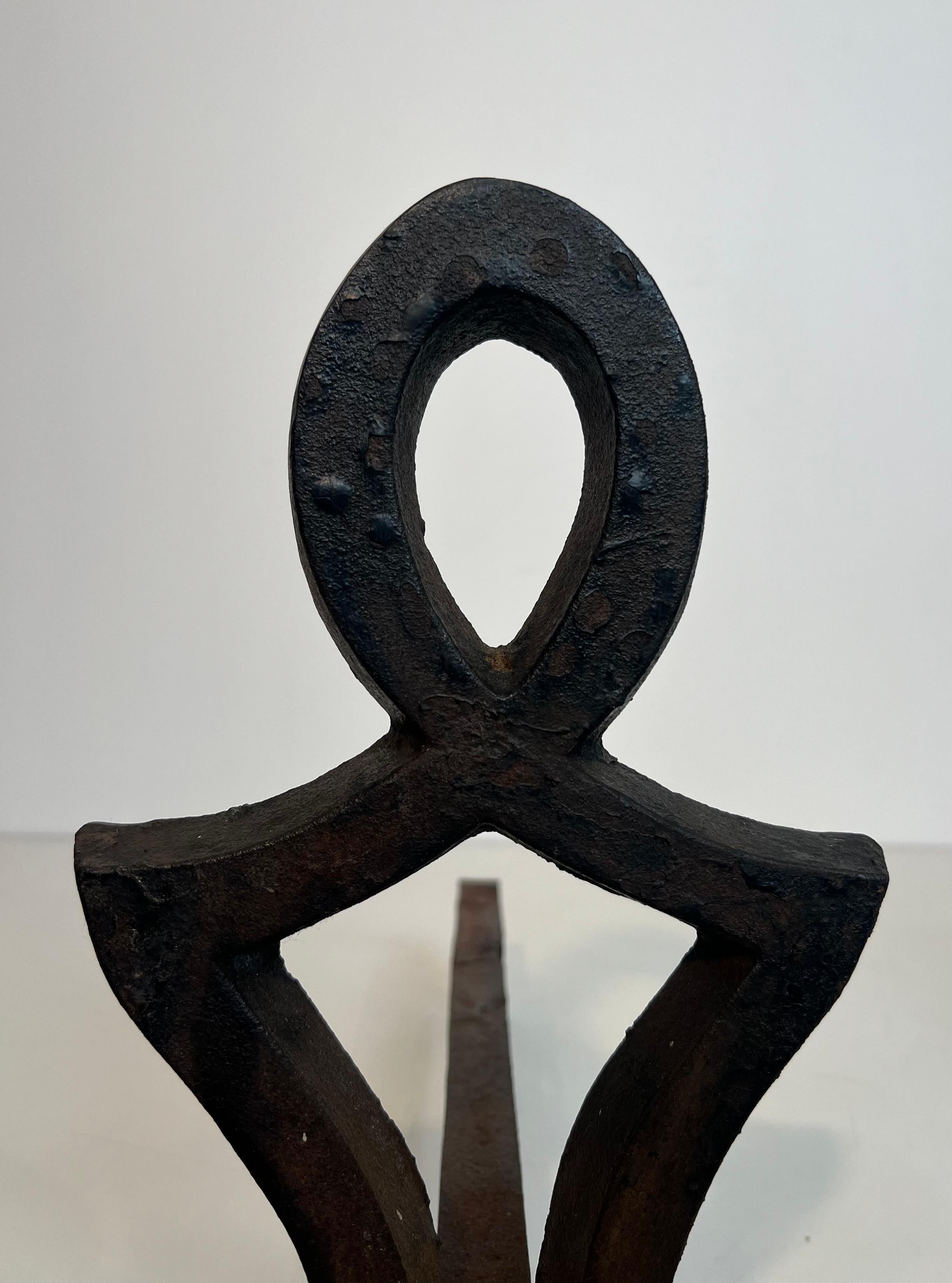 Paire de chenets modernistes en fonte et en fer forgé. Œuvre française de Raymond Su en vente 10