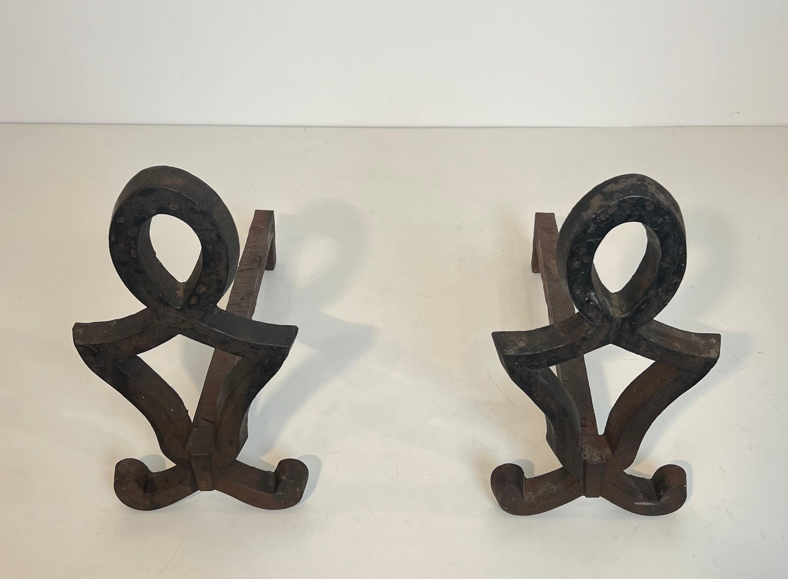 Paire de chenets modernistes en fonte et en fer forgé. Œuvre française de Raymond Su en vente 12