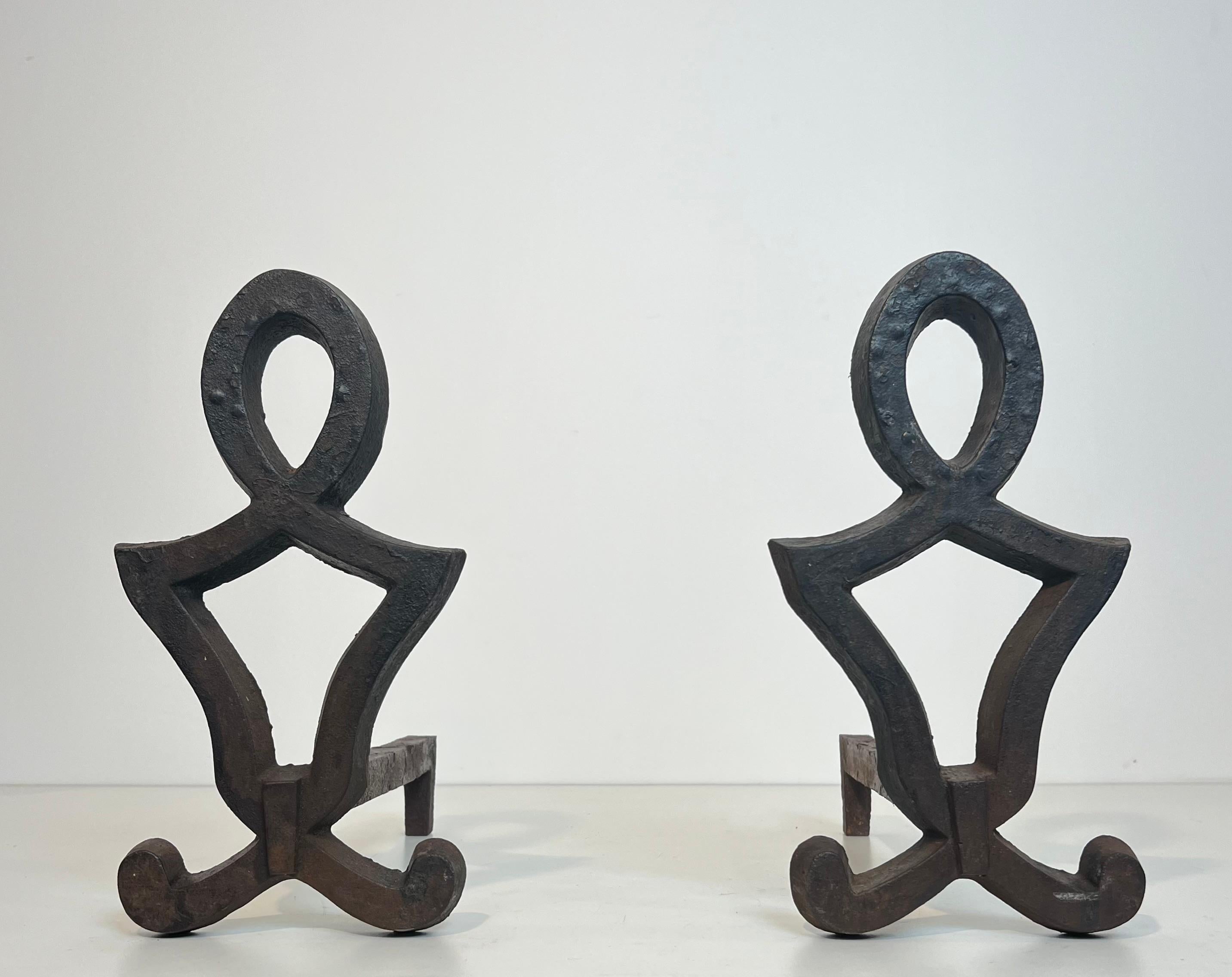 Mid-Century Modern Paire de chenets modernistes en fonte et en fer forgé. Œuvre française de Raymond Su en vente