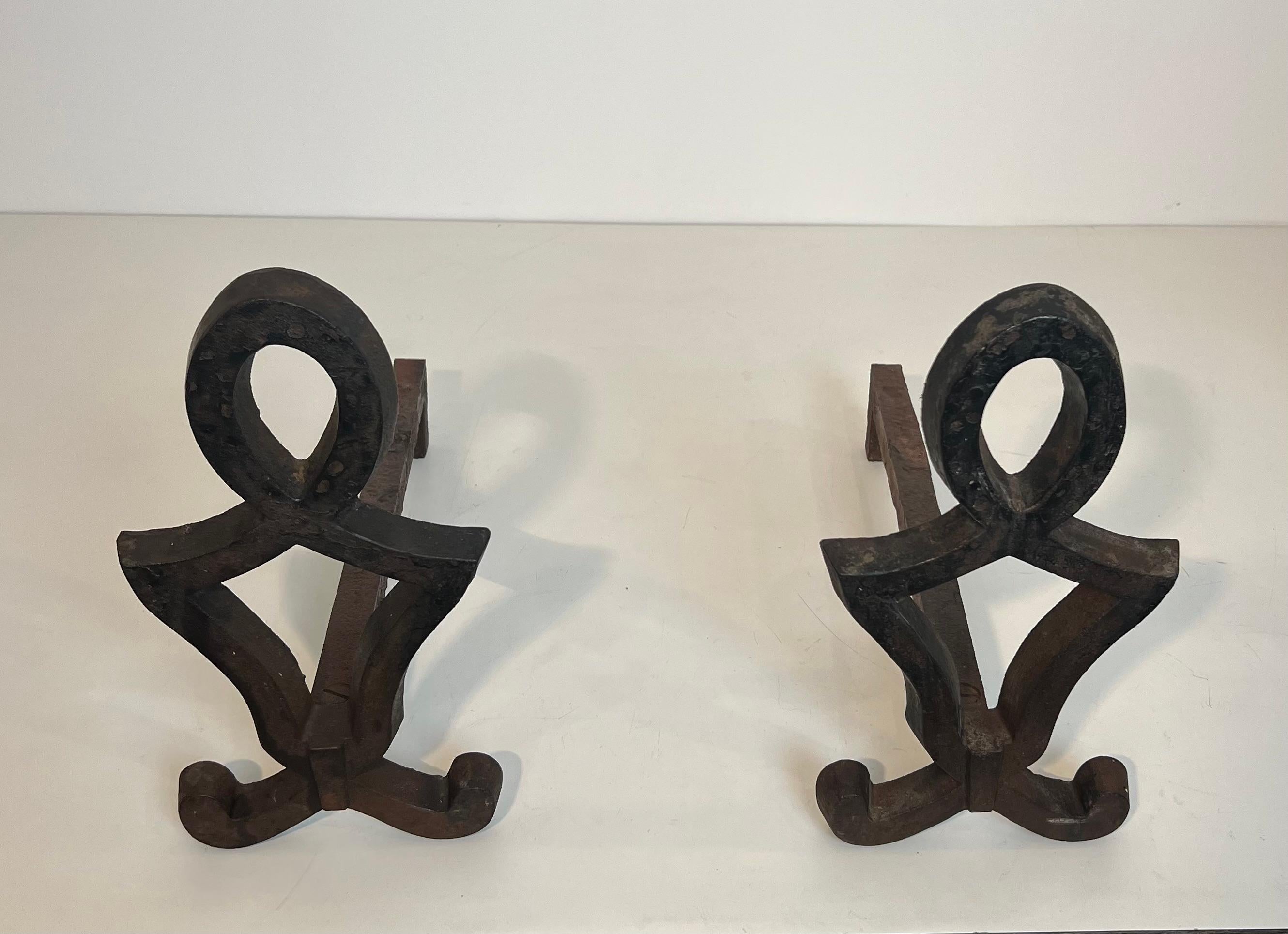 Français Paire de chenets modernistes en fonte et en fer forgé. Œuvre française de Raymond Su en vente
