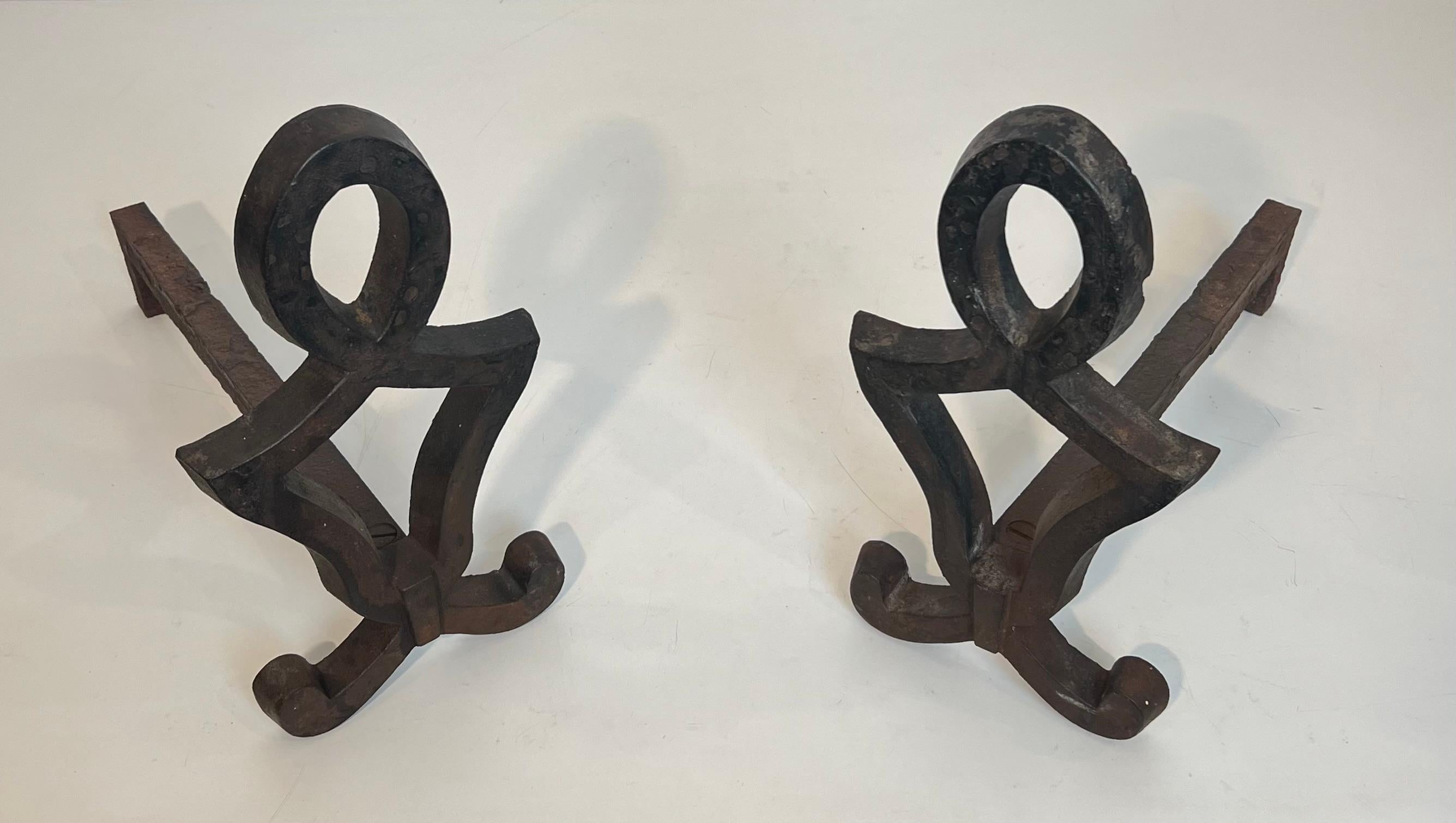 Moulage Paire de chenets modernistes en fonte et en fer forgé. Œuvre française de Raymond Su en vente