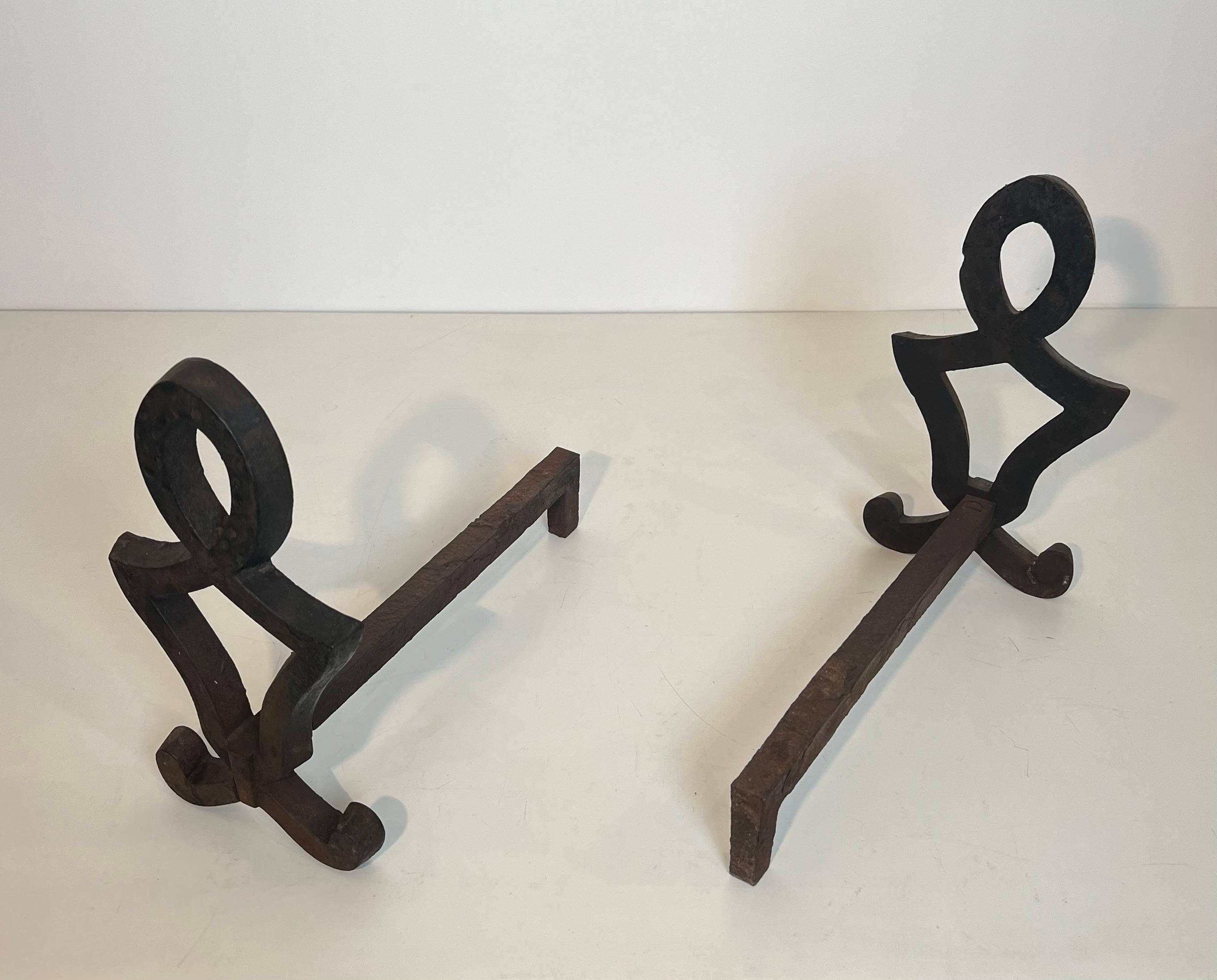 Fer Paire de chenets modernistes en fonte et en fer forgé. Œuvre française de Raymond Su en vente