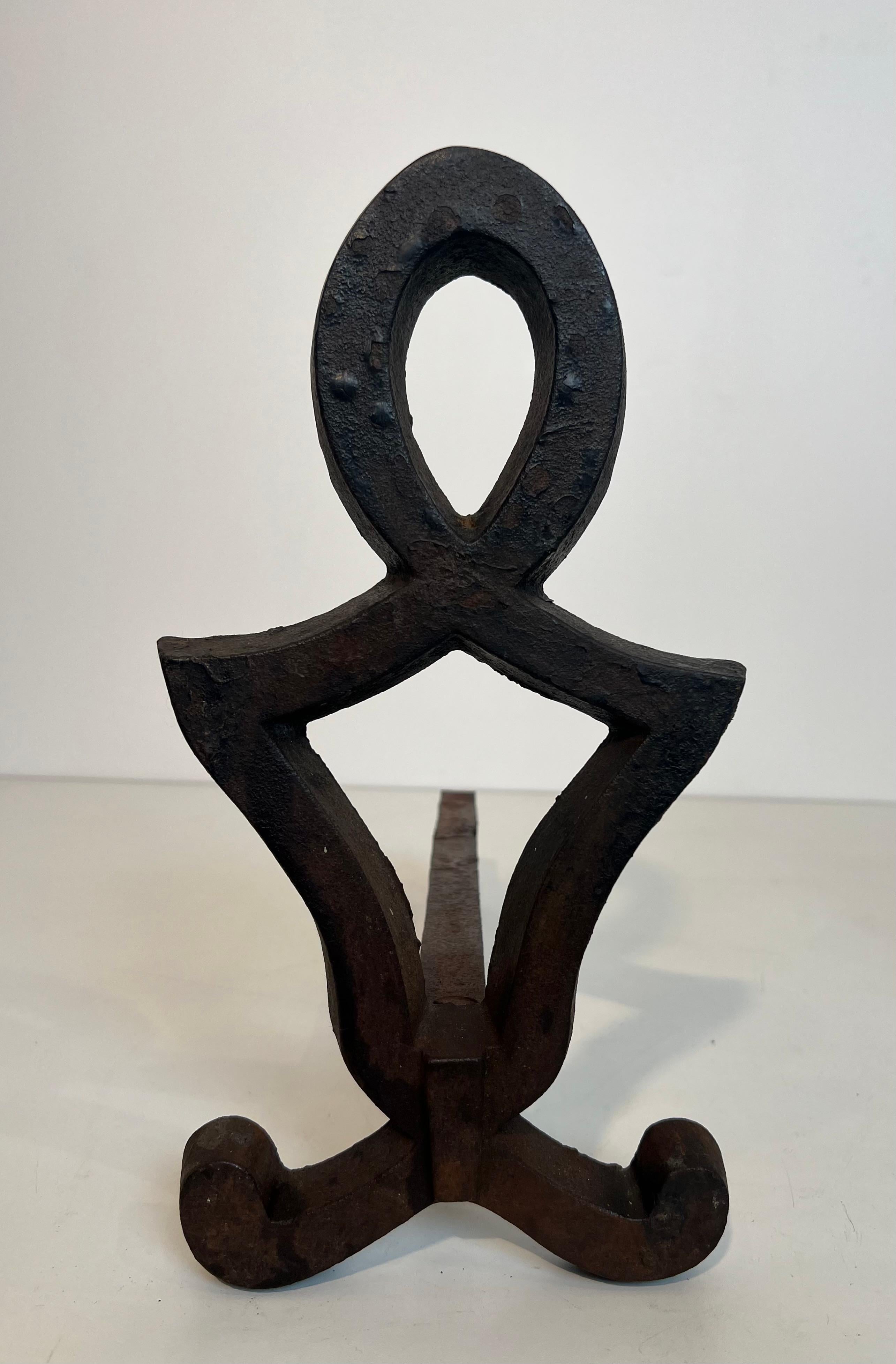 Paire de chenets modernistes en fonte et en fer forgé. Œuvre française de Raymond Su en vente 1