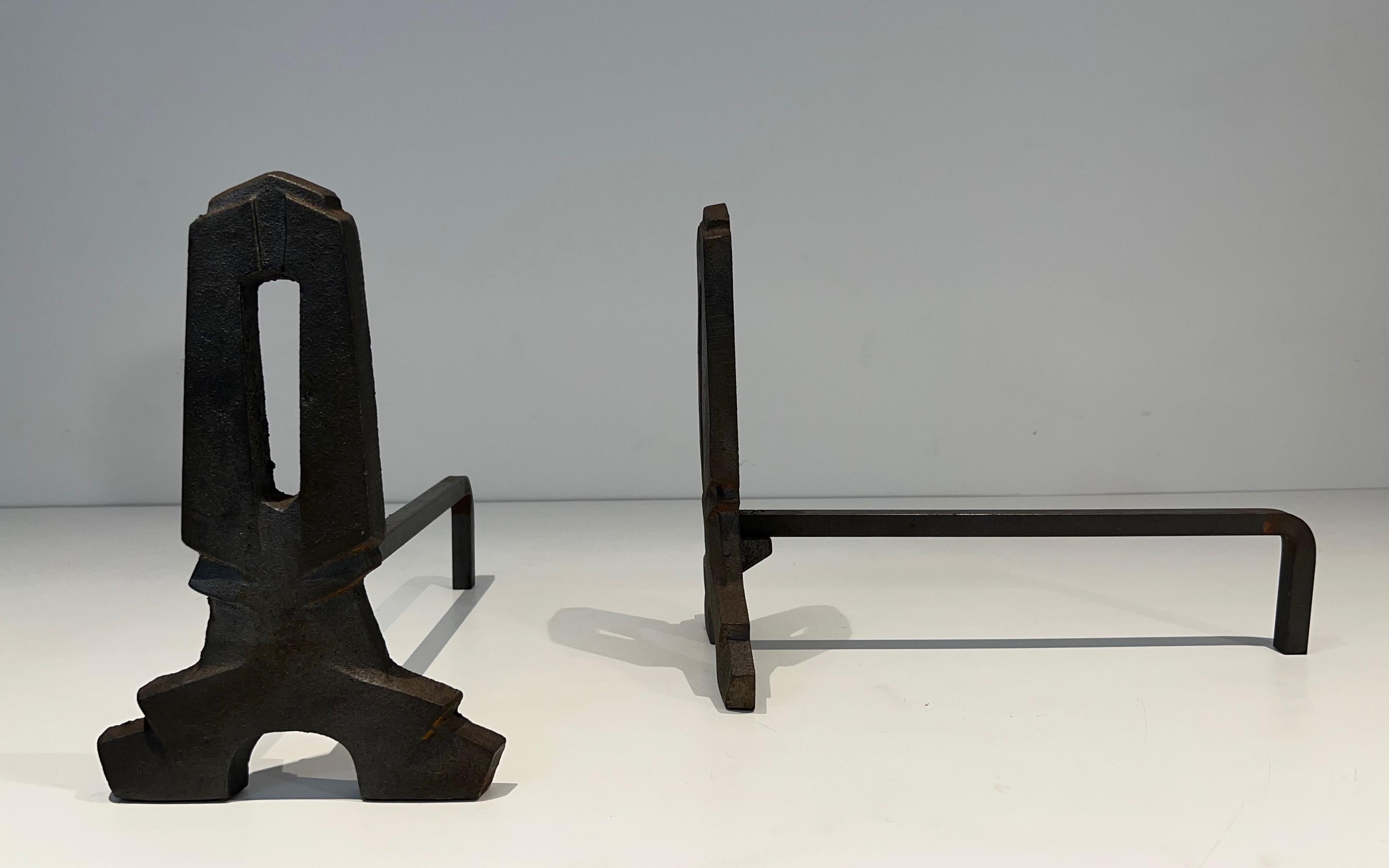 Pair of modernist cast iron and wrought iron andirons. French work. Circa 1940 In Good Condition For Sale In Marcq-en-Barœul, Hauts-de-France