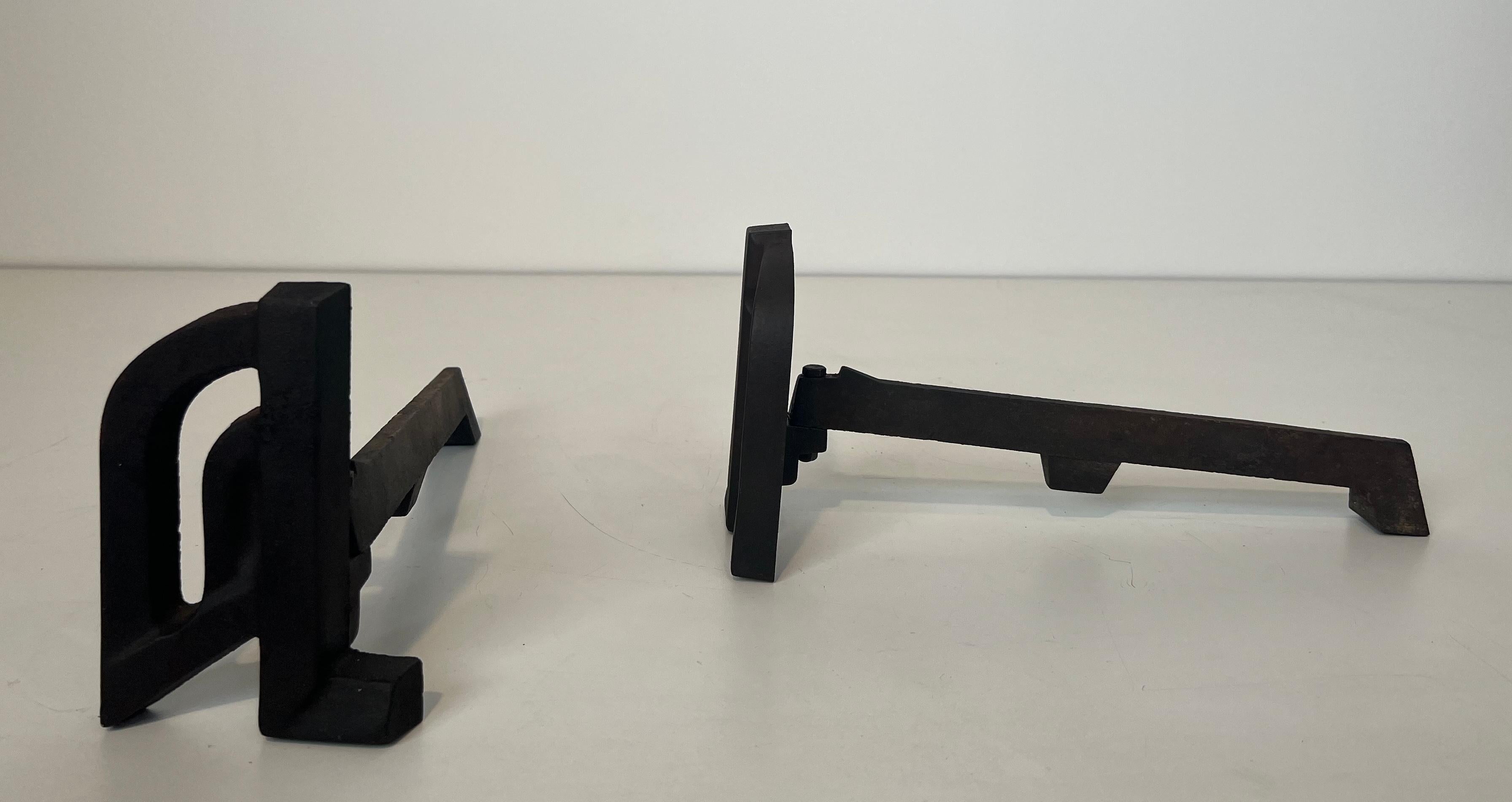 Pair of modernist cast iron and wrought iron andirons. French work. Circa 1940 In Good Condition For Sale In Marcq-en-Barœul, Hauts-de-France