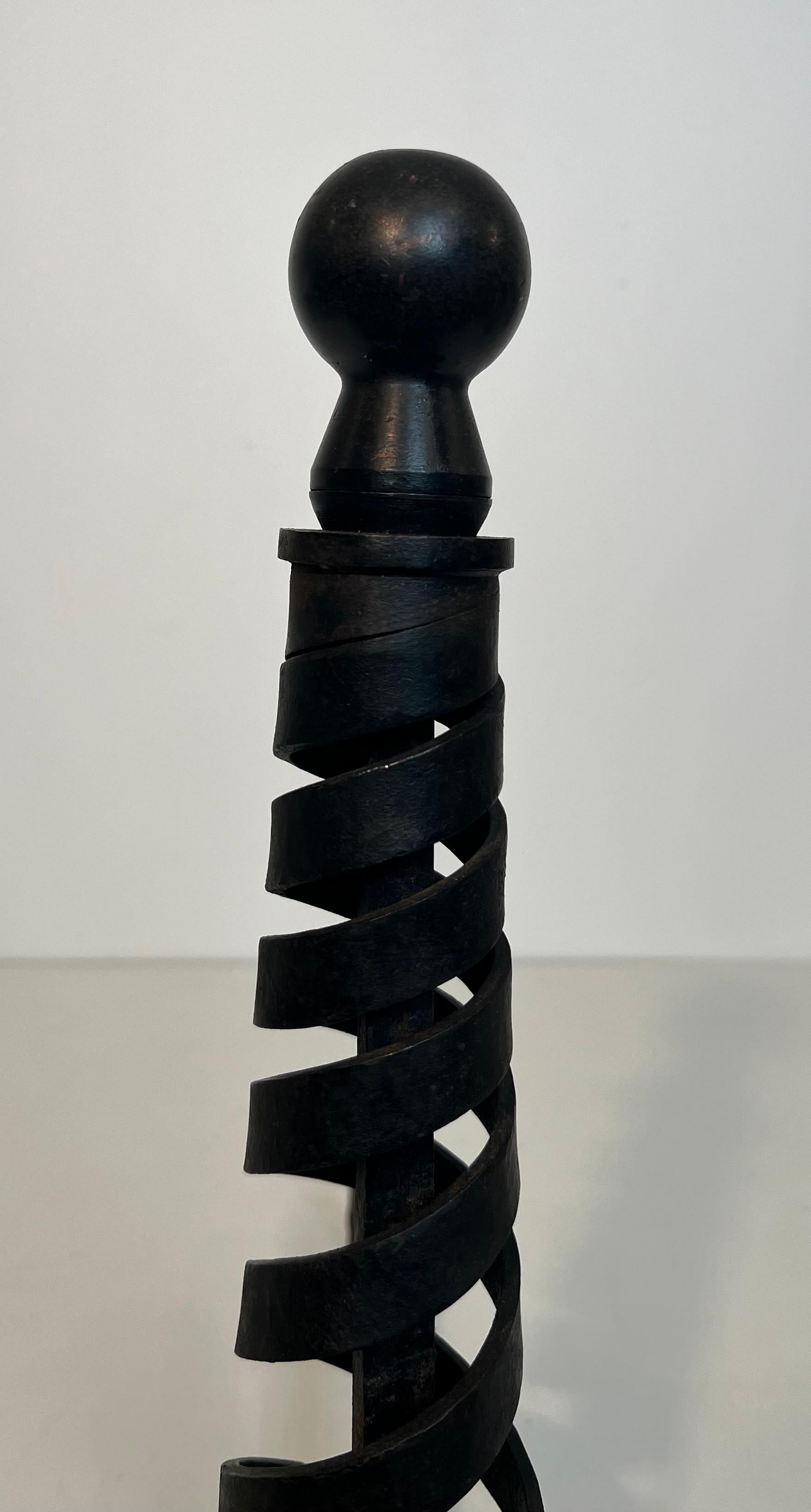 Paire de chenets modernistes en fonte et fer forgé. Raymond Subes. en vente 2