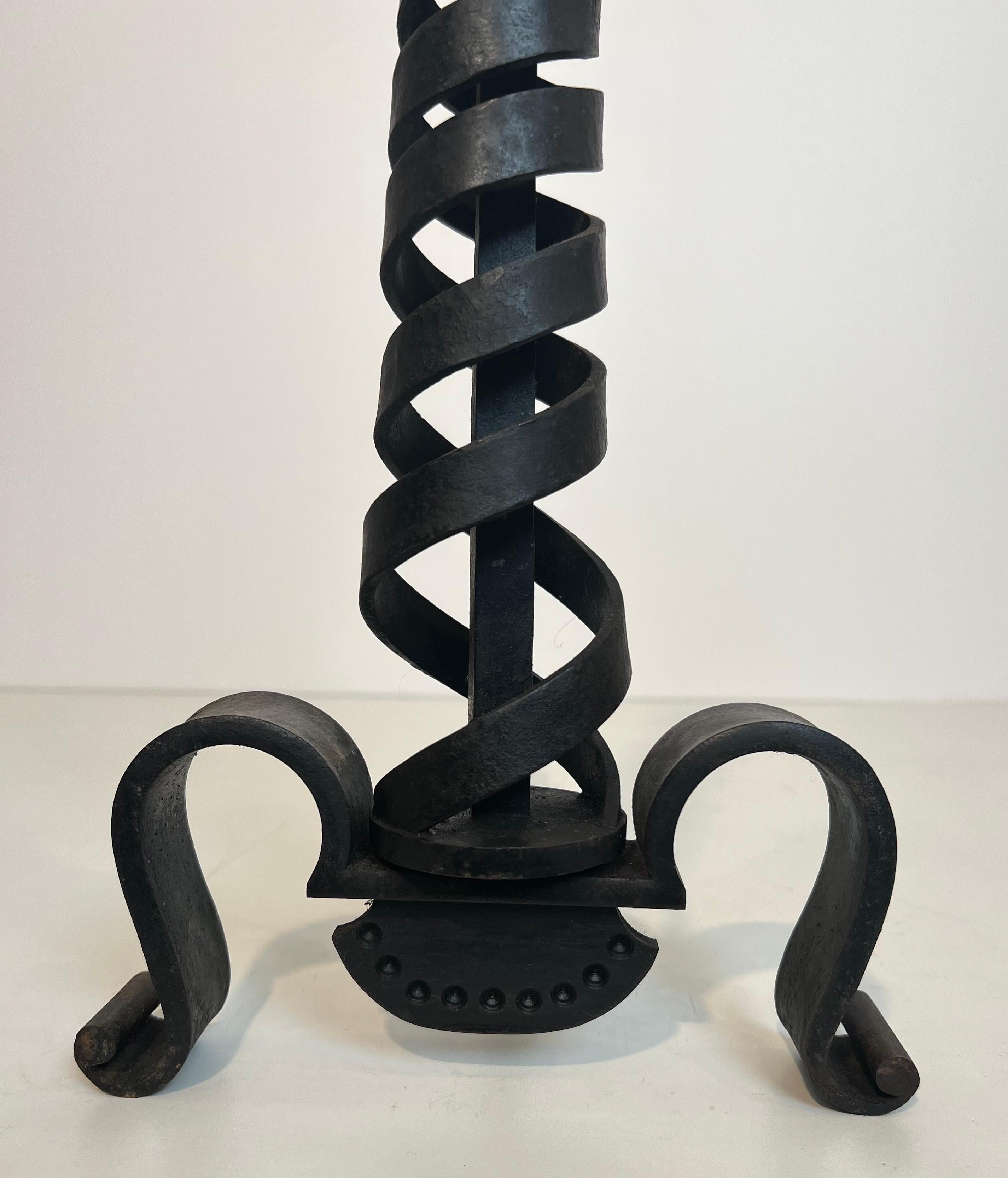 Paire de chenets modernistes en fonte et fer forgé. Raymond Subes. en vente 3
