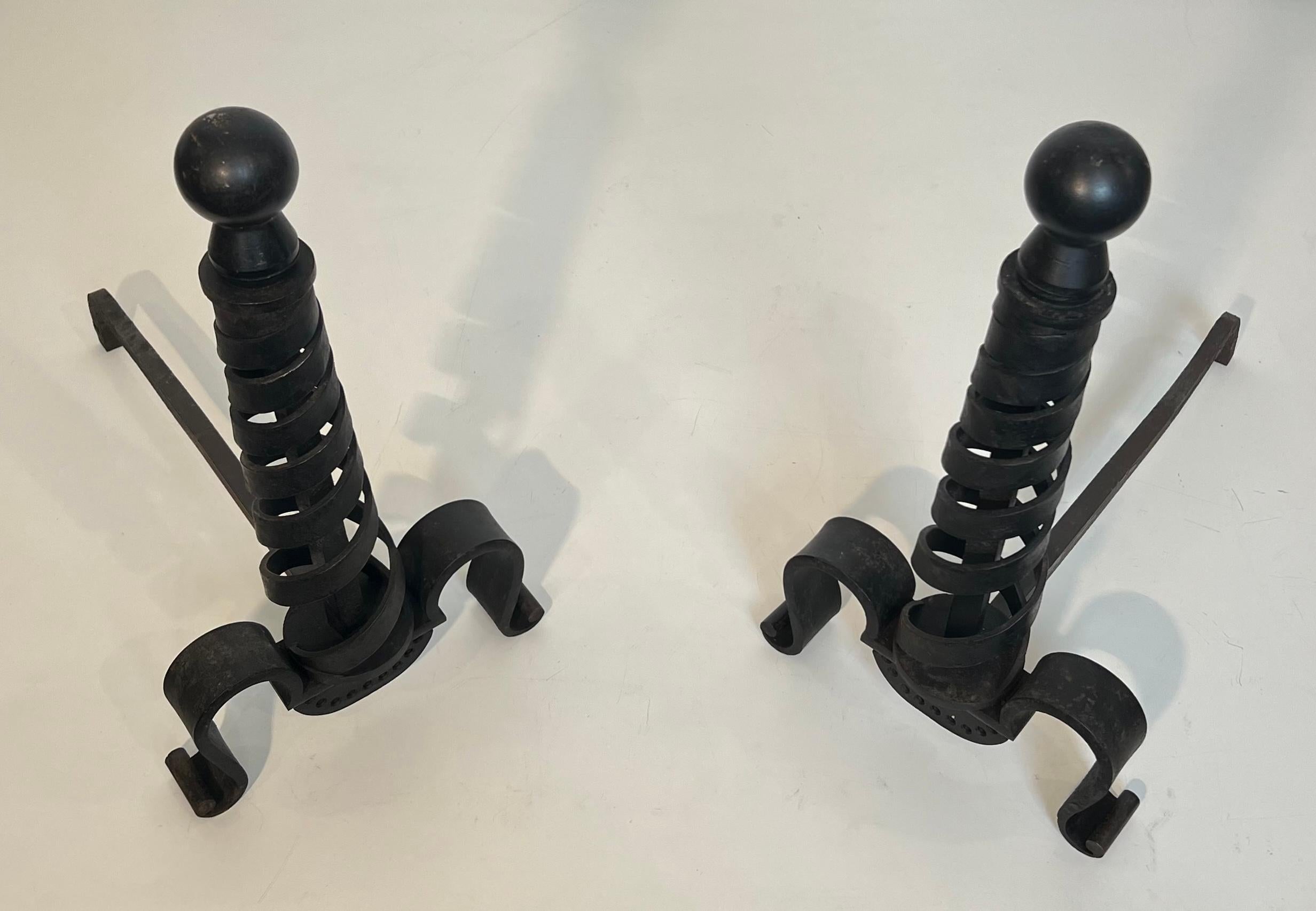 Paire de chenets modernistes en fonte et fer forgé. Raymond Subes. en vente 6
