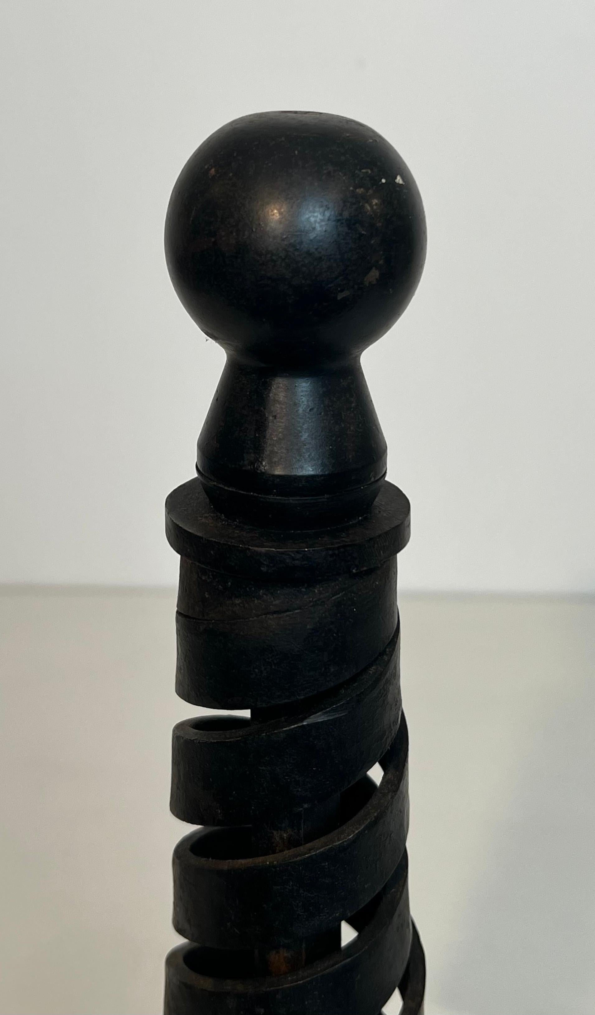 Paire de chenets modernistes en fonte et fer forgé. Raymond Subes. en vente 8