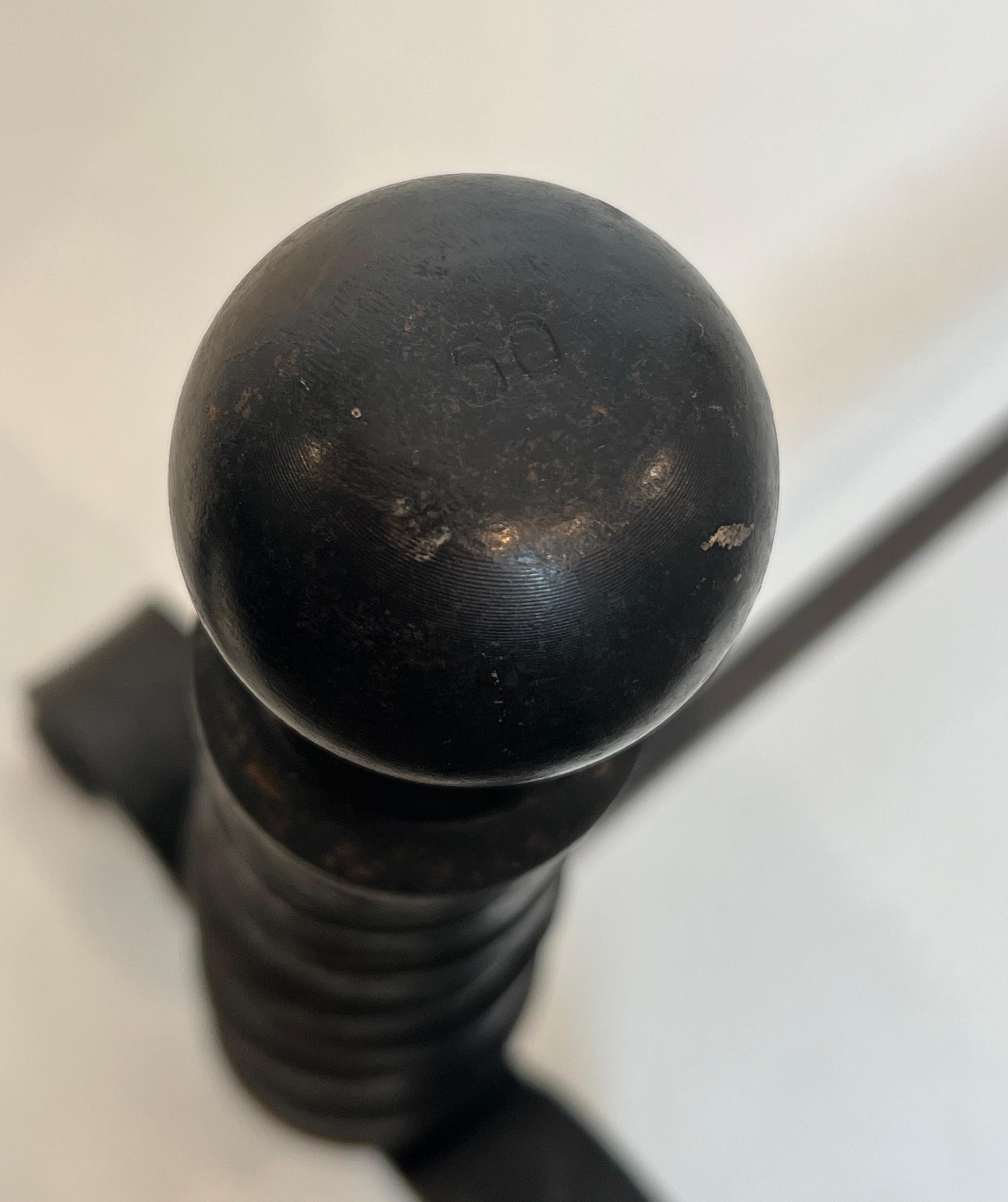 Paire de chenets modernistes en fonte et fer forgé. Raymond Subes. en vente 9